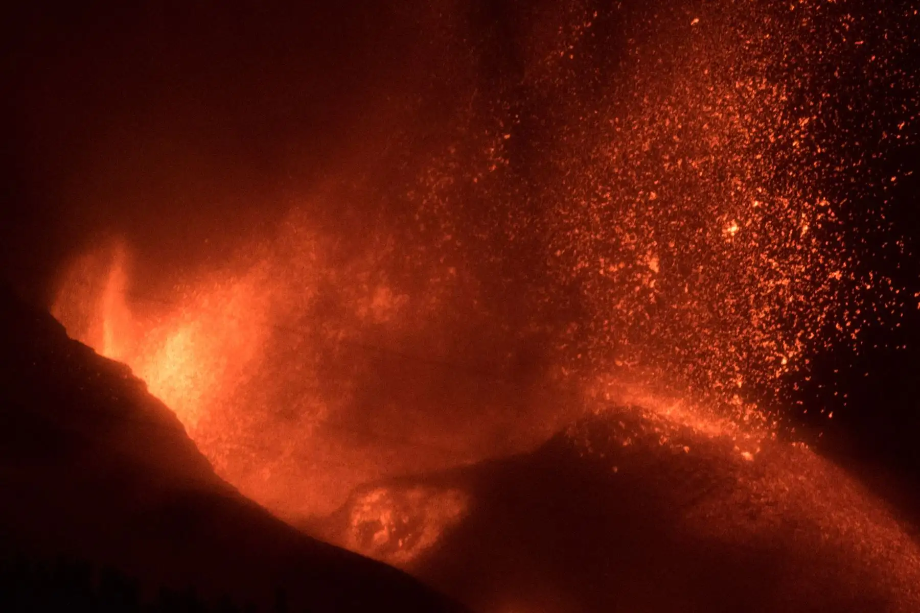 El volcán Cumbre Vieja, fotografiado de noche desde El Paso, arroja lava, ceniza y humo, en la isla canaria de La Palma.
Foto: AFP