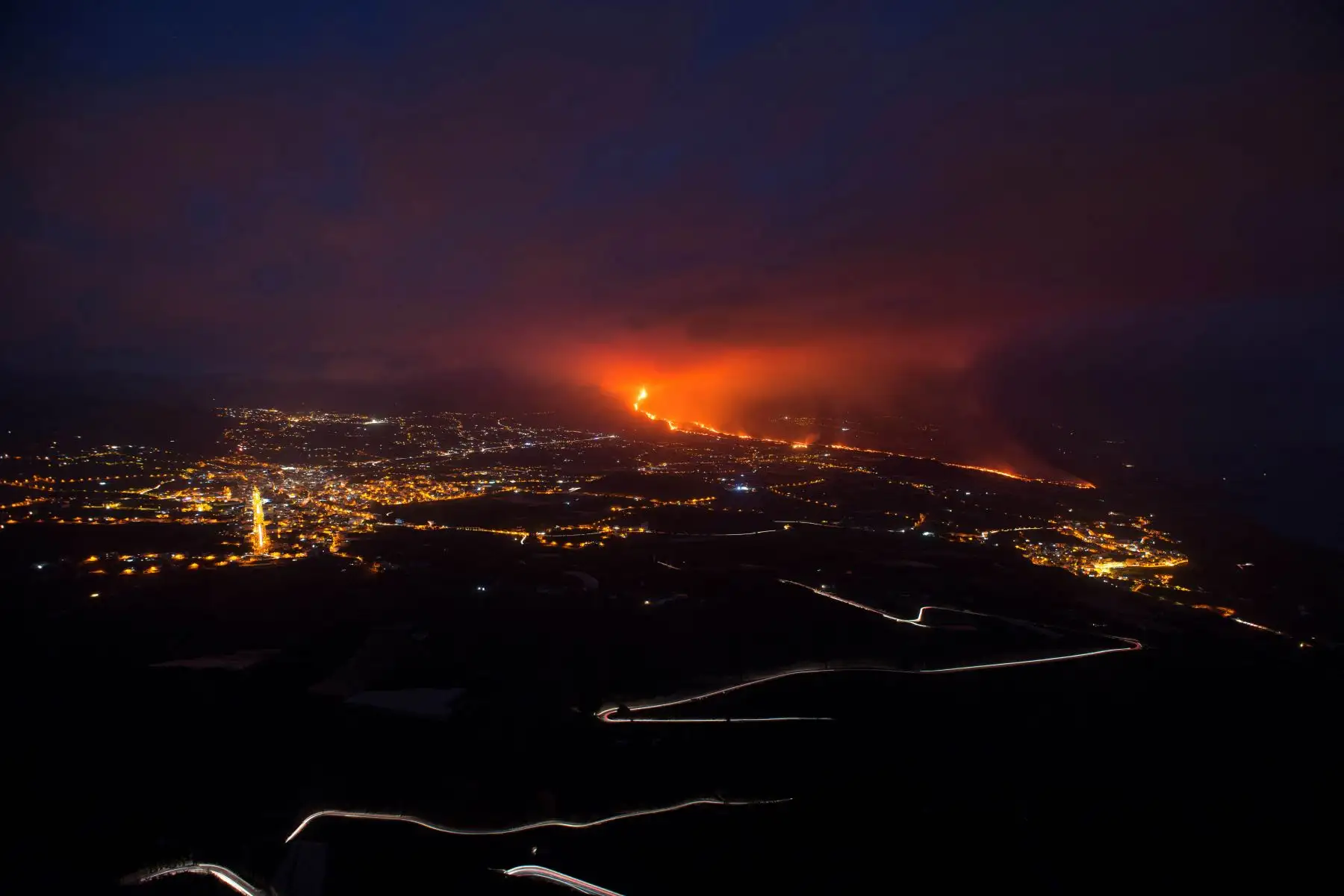 El volcán Cumbre Vieja, fotografiado desde Tijarafe, arroja lava, ceniza y humo, en la isla canaria de La Palma. Foto: AFP