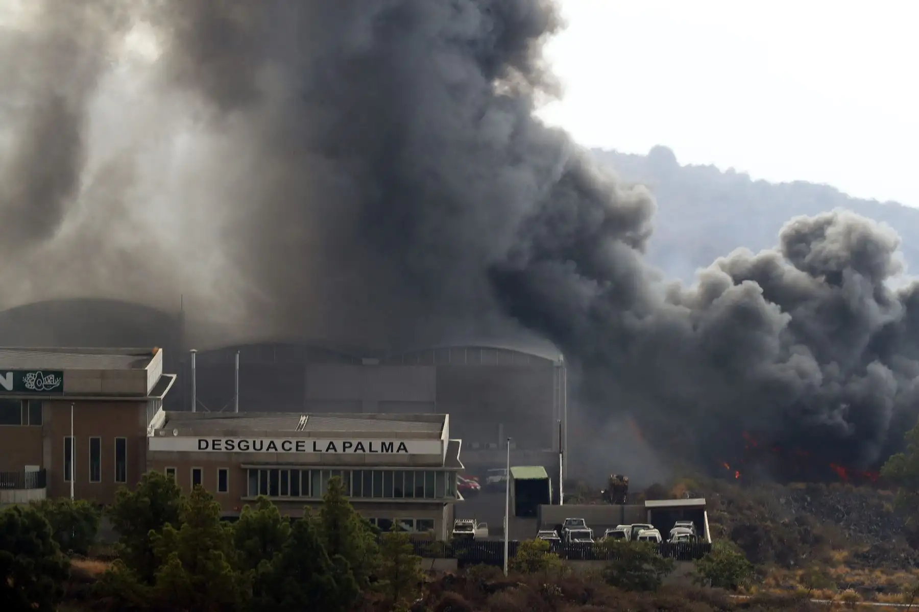 Las autoridades han ordenado el confinamiento de casi 3.000 personas que residen en las zonas más próximas al polígono industrial del Callejón de la Gata, en Los Llanos de Aridane La Palma
Foto:  EFE
