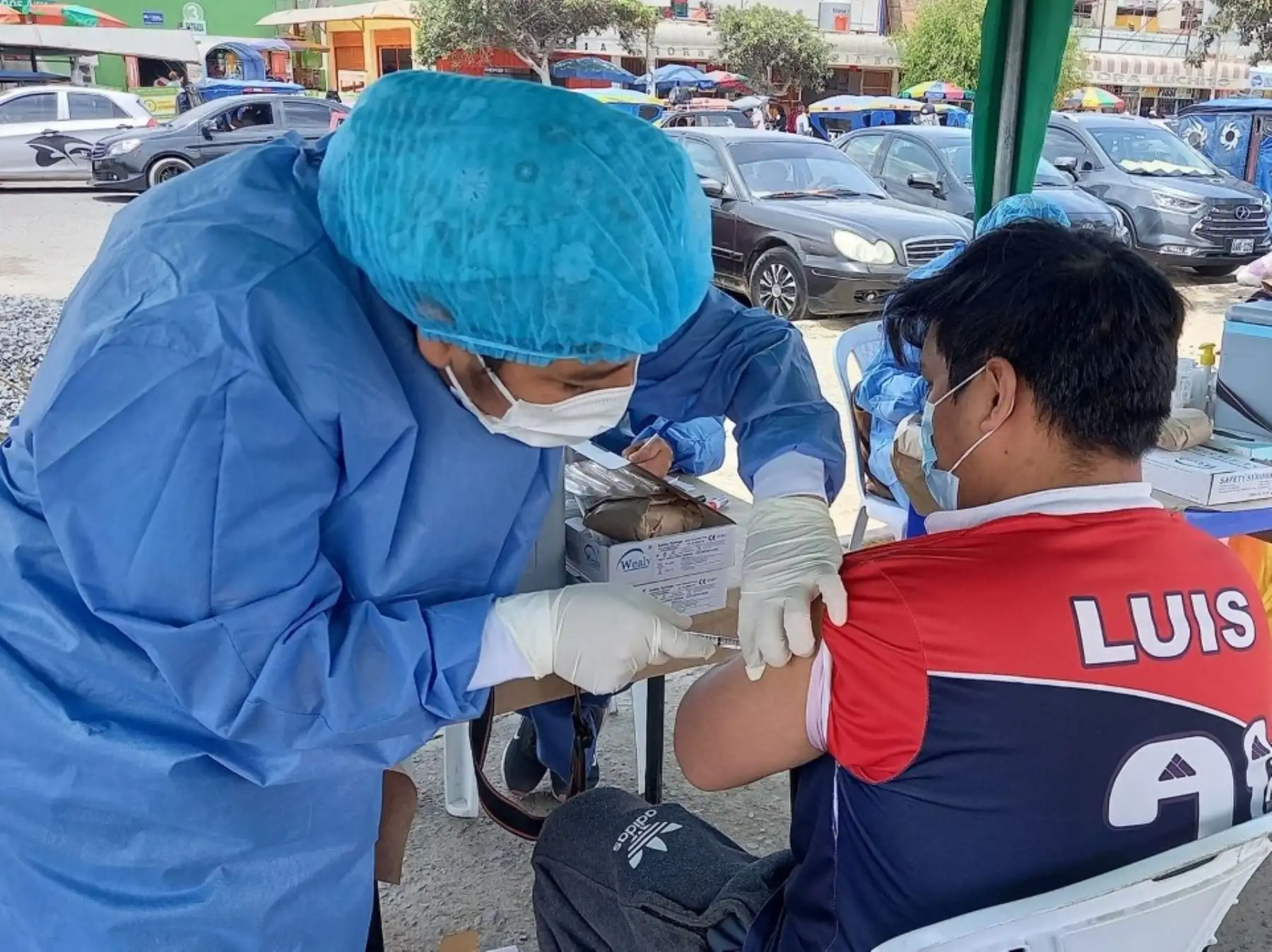 Brigadistas de salud de Áncash se desplazan a diversos mercados de la ciudad de Chimbote para vacunar a ciudadanos contra el covid-19. ANDINA/Difusión
