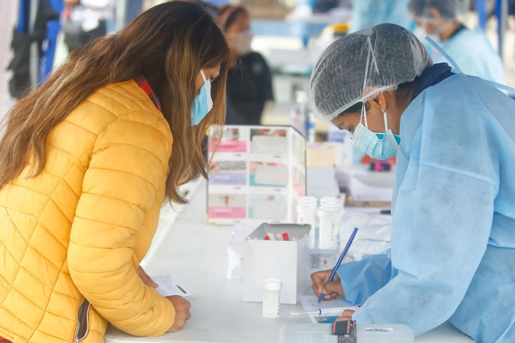 Se brindan los siguientes servicios como: Toma de pruebas moleculares, vacunación contra la influenza, medicina general, descarte de VIH, desparasitación,  descarte de TB, entre otros. Foto: ANDINA/ Andrés Valle