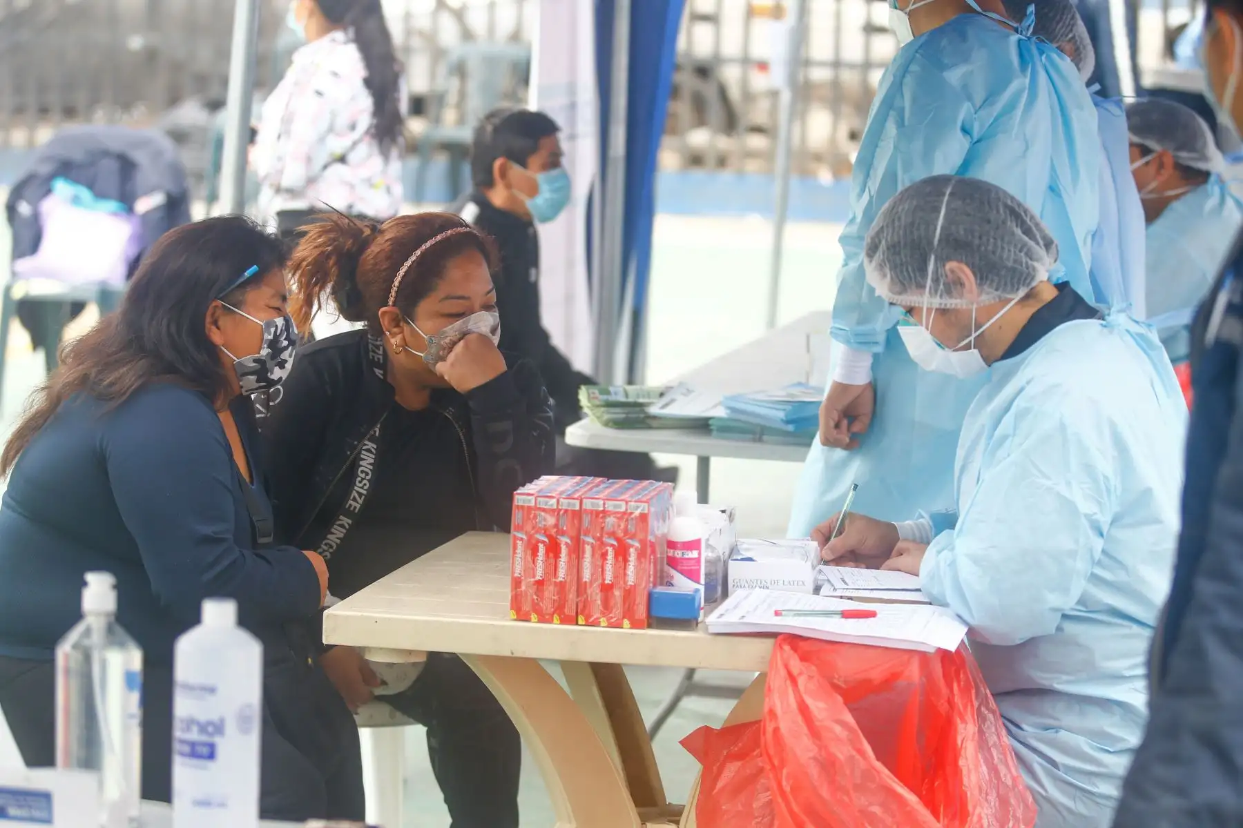Se brindan los siguientes servicios como: Toma de pruebas moleculares, vacunación contra la influenza, medicina general, descarte de VIH, desparasitación,  descarte de TB, entre otros. Foto: ANDINA/ Andrés Valle