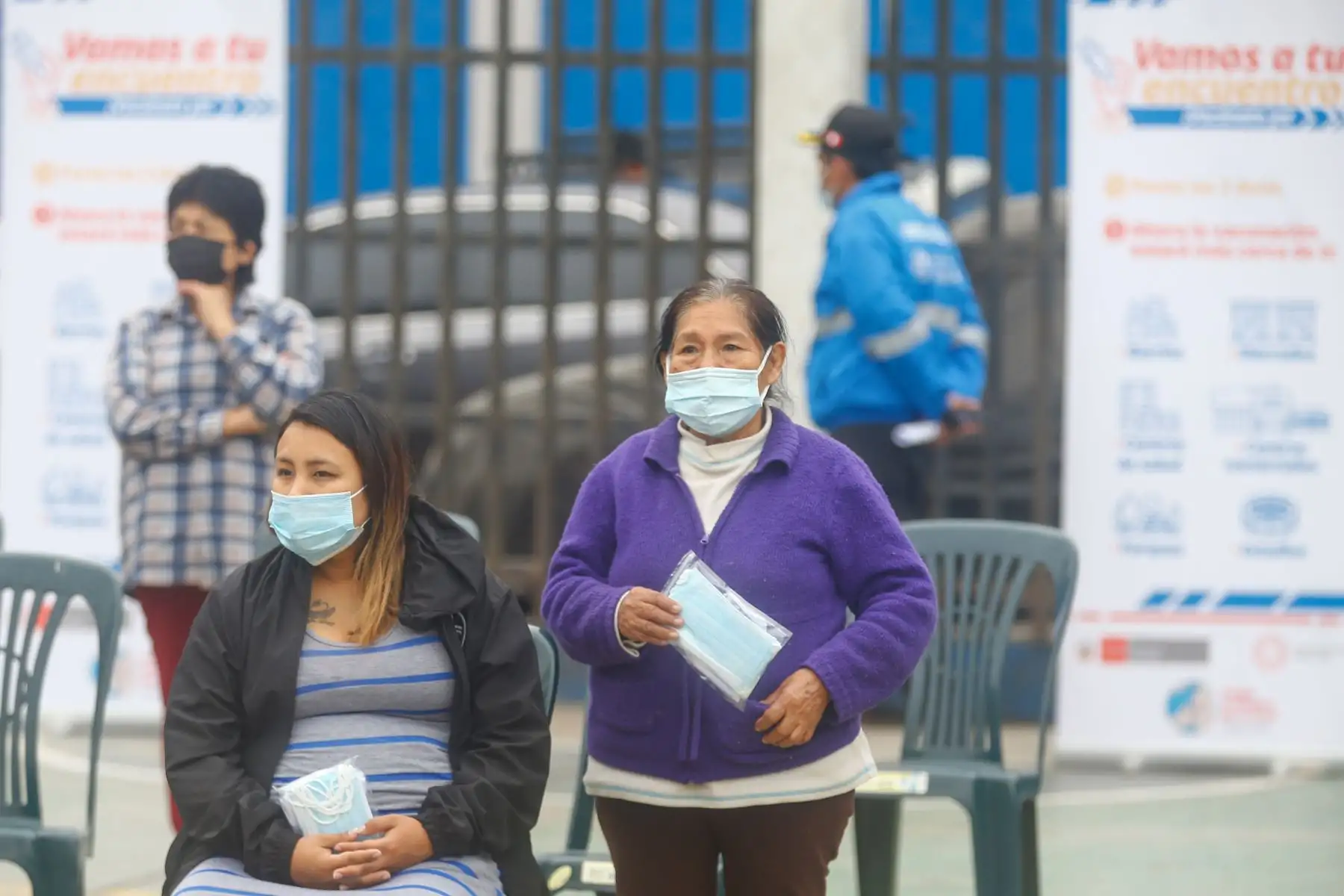 El ministro de Salud, Hernando Cevallos presentó el balance semanal del proceso de vacunación en el ámbito nacional, durante una campaña de vacunación contra la COVID-19, en el marco de la estrategia “Vamos a tu encuentro, vacúnate ya”, que busca fortalecer la inmunización y protección a la población peruana, realizada en la losa deportiva del A. H. Jardín Rosa de Santa María en el Cercado de Lima.
Foto: Andrés Valle