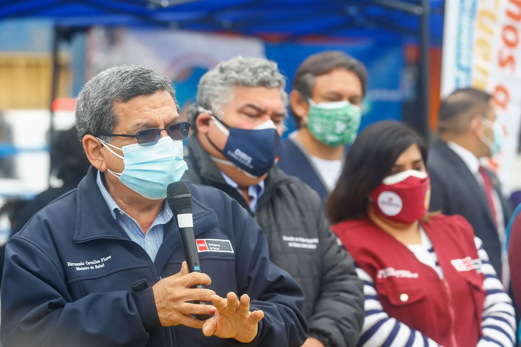 El ministro de Salud, Hernando Cevallos presentó el balance semanal del proceso de vacunación en el ámbito nacional, durante una campaña de vacunación contra la COVID-19, en el marco de la estrategia “Vamos a tu encuentro, vacúnate ya”, que busca fortalecer la inmunización y protección a la población peruana, realizada en la losa deportiva del A. H. Jardín Rosa de Santa María en el Cercado de Lima.
Foto: Andrés Valle