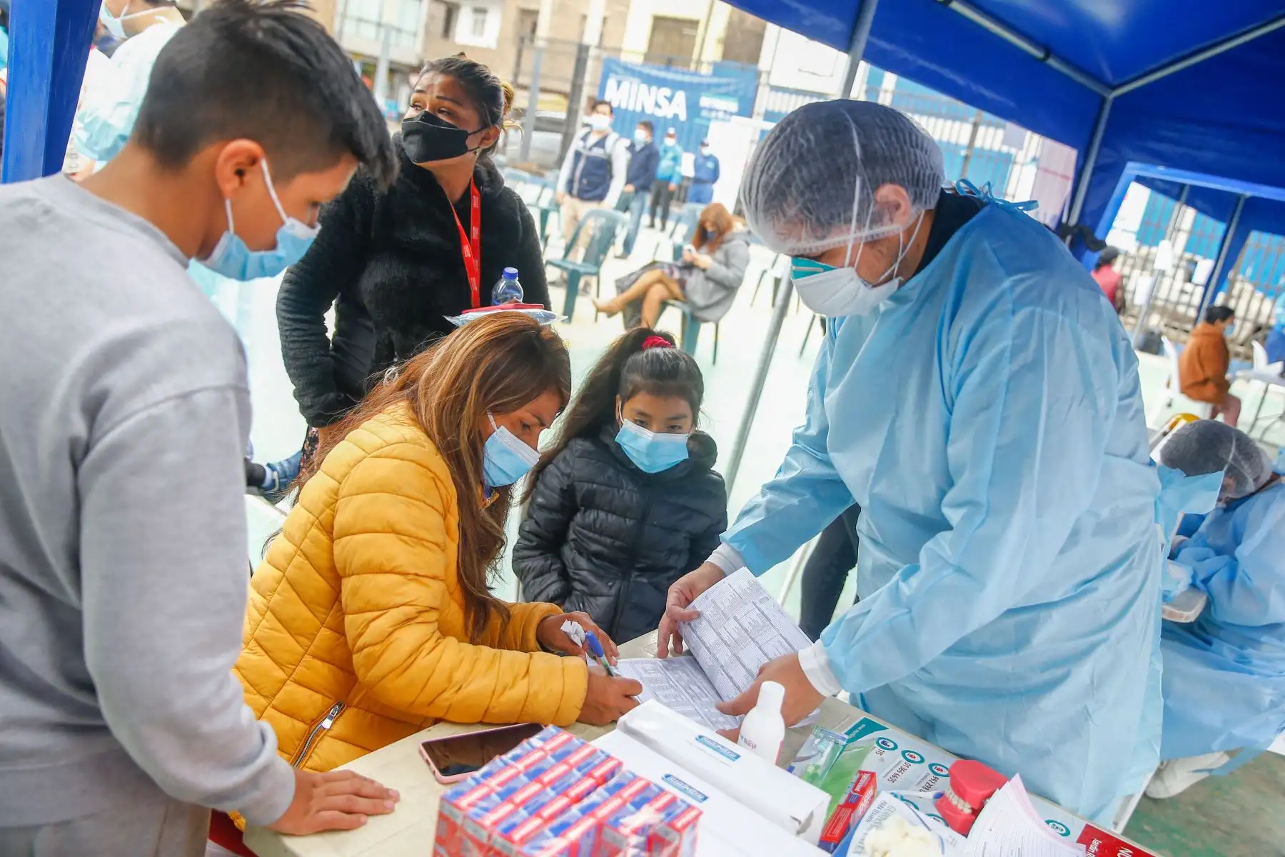 Se brindan los siguientes servicios como: Toma de pruebas moleculares, vacunación contra la influenza, medicina general, descarte de VIH, desparasitación,  descarte de TB, entre otros. Foto: ANDINA/ Andrés Valle