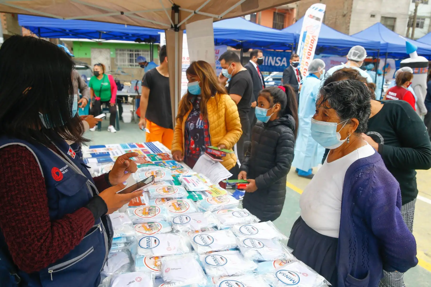 Se brindan los siguientes servicios como: Toma de pruebas moleculares, vacunación contra la influenza, medicina general, descarte de VIH, desparasitación,  descarte de TB, entre otros. Foto: ANDINA/ Andrés Valle