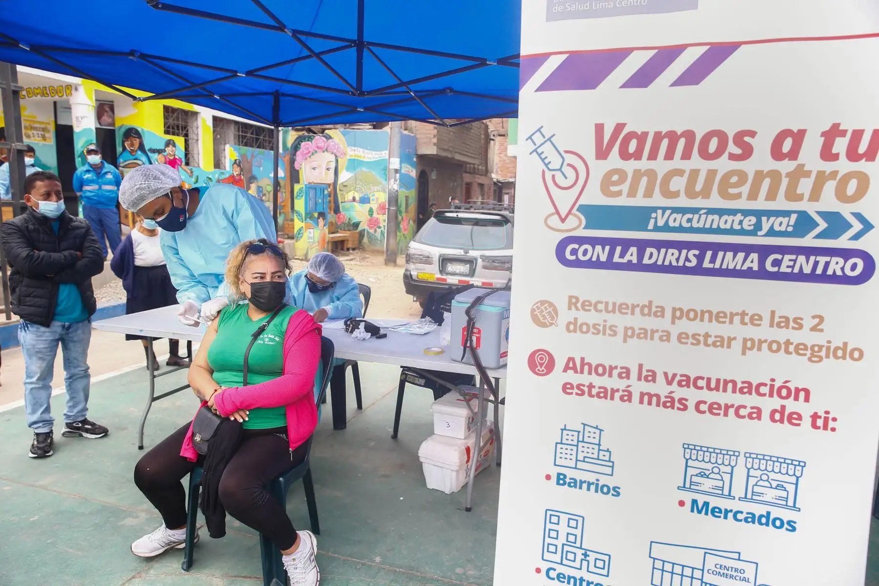 El ministro de Salud, Hernando Cevallos presentó el balance semanal del proceso de vacunación en el ámbito nacional, durante una campaña de vacunación contra la COVID-19, en el marco de la estrategia “Vamos a tu encuentro, vacúnate ya”, que busca fortalecer la inmunización y protección a la población peruana, realizada en la losa deportiva del A. H. Jardín Rosa de Santa María en el Cercado de Lima.
Foto: Andrés Valle