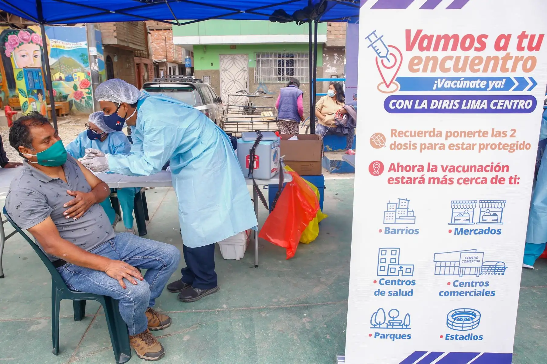 El ministro de Salud, Hernando Cevallos presentó el balance semanal del proceso de vacunación en el ámbito nacional, durante una campaña de vacunación contra la COVID-19, en el marco de la estrategia “Vamos a tu encuentro, vacúnate ya”, que busca fortalecer la inmunización y protección a la población peruana, realizada en la losa deportiva del A. H. Jardín Rosa de Santa María en el Cercado de Lima.
Foto: Andrés Valle