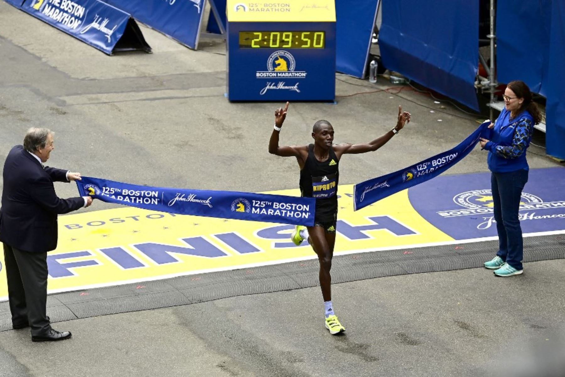 Benson Kipruto llega primero a la meta de la Maratón de Boston