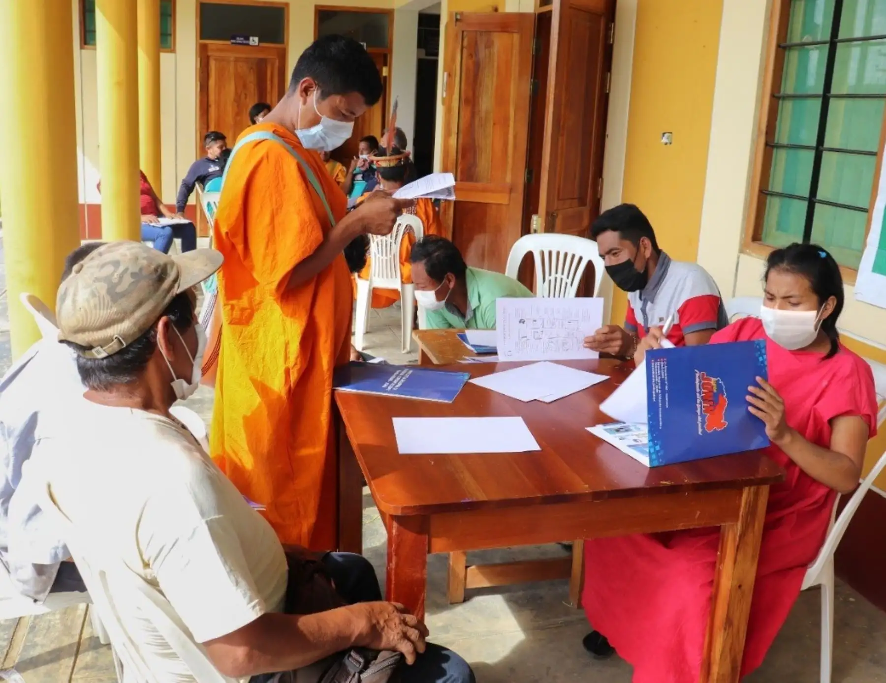 Pobladores indígenas asháninkas y nomatsiguengas de diversos poblados del distrito de Pangoa, provincia de Satipo, región Junín, aprenden sobre el tratamiento y cloración del agua. Foto: ANDINA/Difusión.
