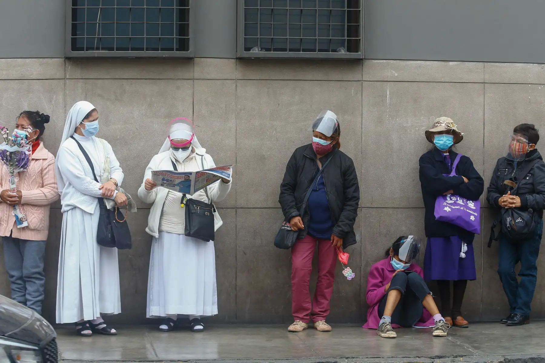 Luego de hacer largas colas por la Av. Tacna, siguiendo los protocolos de seguridad, fieles ingresan al templo de las Nazarenas para venerar la imagen del Sr. de los Milagros.
Foto: Andrés valle