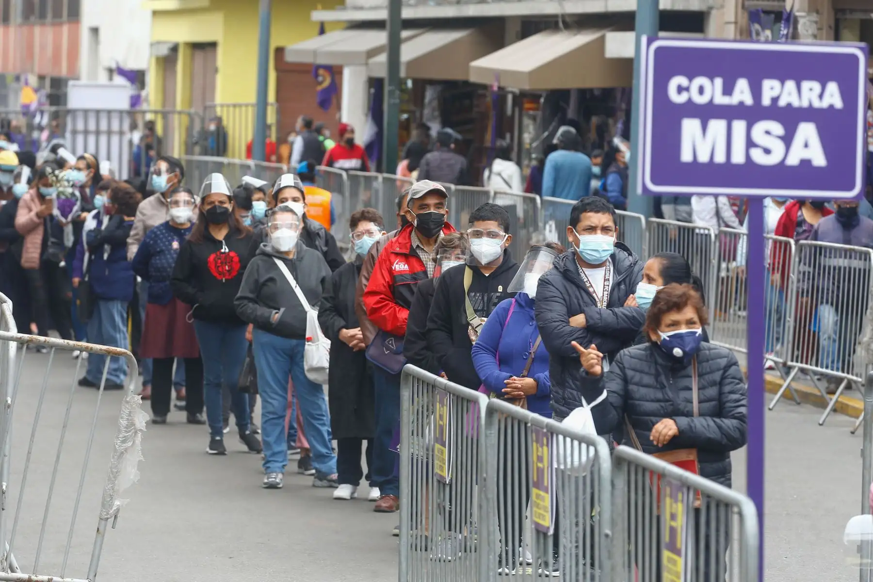 Luego de hacer largas colas por la Av. Tacna, siguiendo los protocolos de seguridad, fieles ingresan al templo de las Nazarenas para venerar la imagen del Sr. de los Milagros.
Foto: Andrés valle