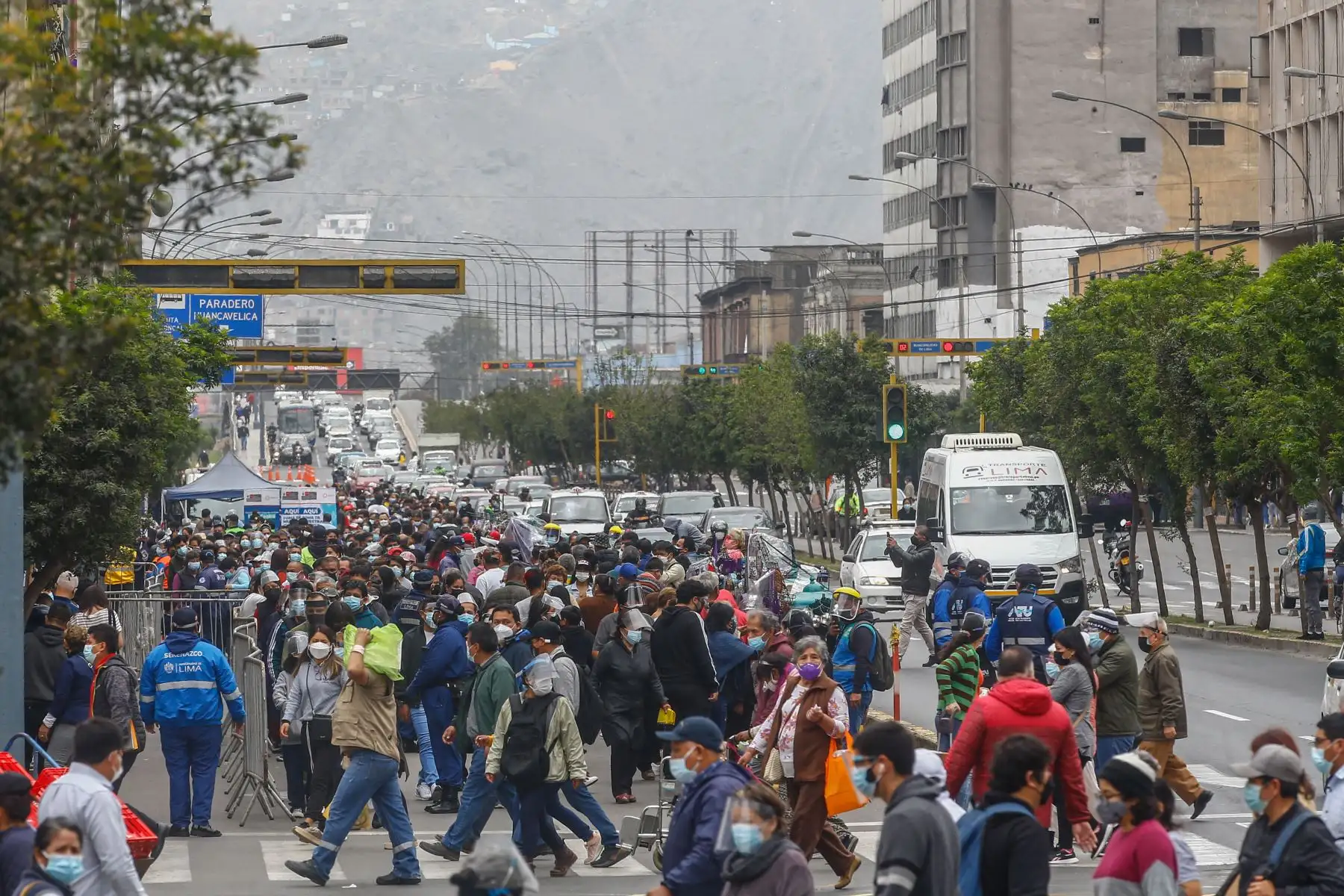 Luego de hacer largas colas por la Av. Tacna, siguiendo los protocolos de seguridad, fieles ingresan al templo de las Nazarenas para venerar la imagen del Sr. de los Milagros.
Foto: Andrés valle