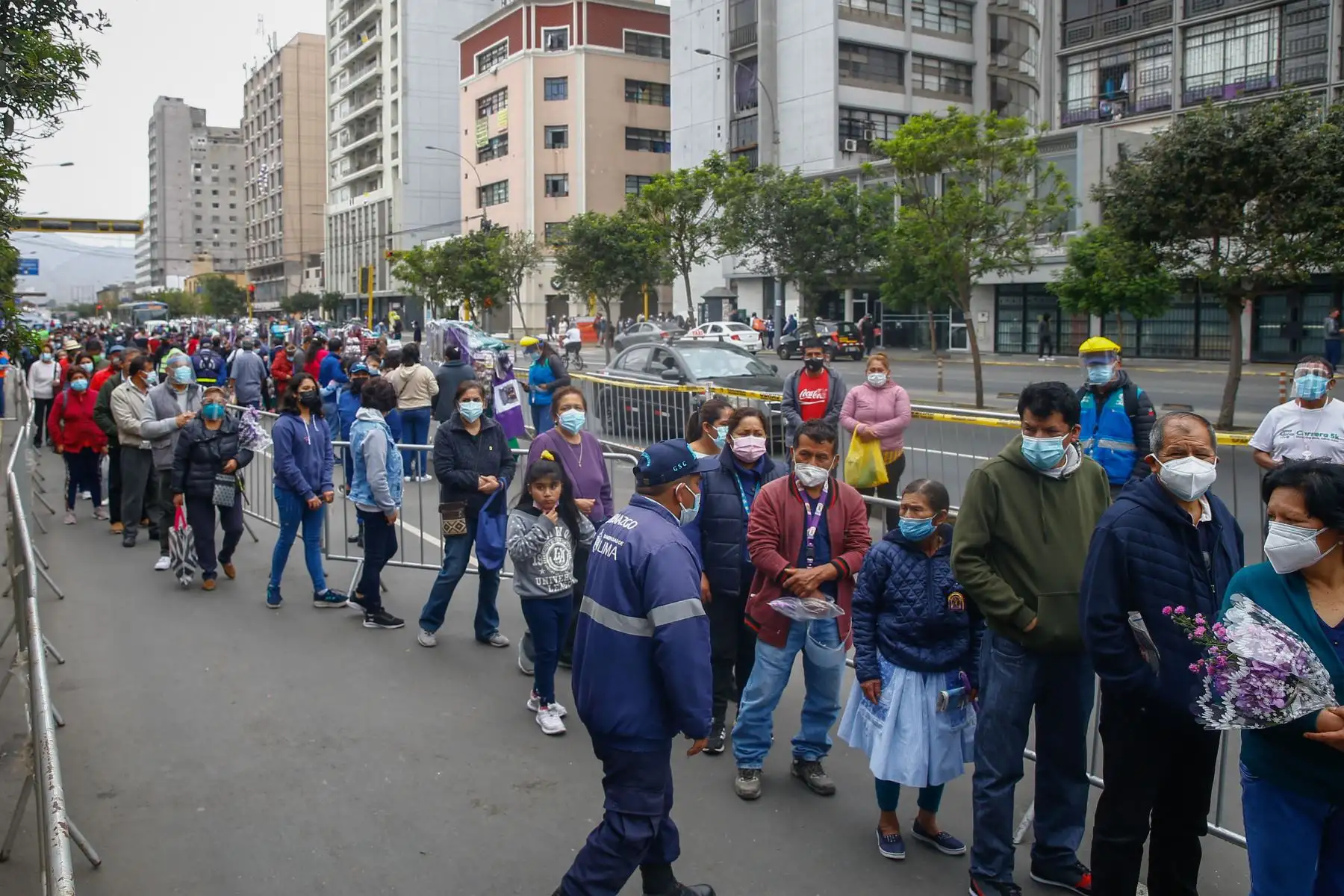 Luego de hacer largas colas por la Av. Tacna, siguiendo los protocolos de seguridad, fieles ingresan al templo de las Nazarenas para venerar la imagen del Sr. de los Milagros.
Foto: Andrés valle