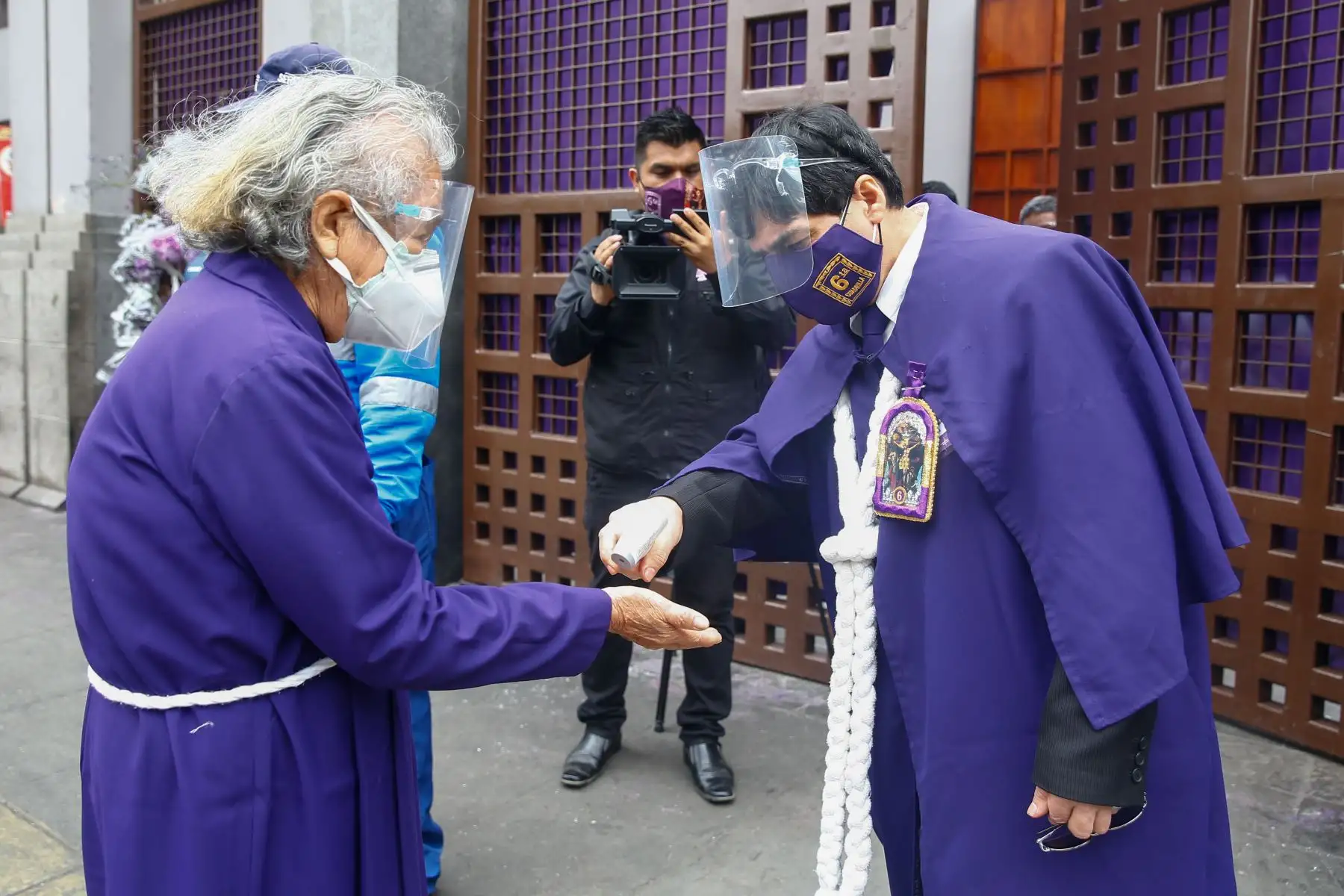 Luego de hacer largas colas por la Av. Tacna, siguiendo los protocolos de seguridad, fieles ingresan al templo de las Nazarenas para venerar la imagen del Sr. de los Milagros.
Foto: Andrés valle