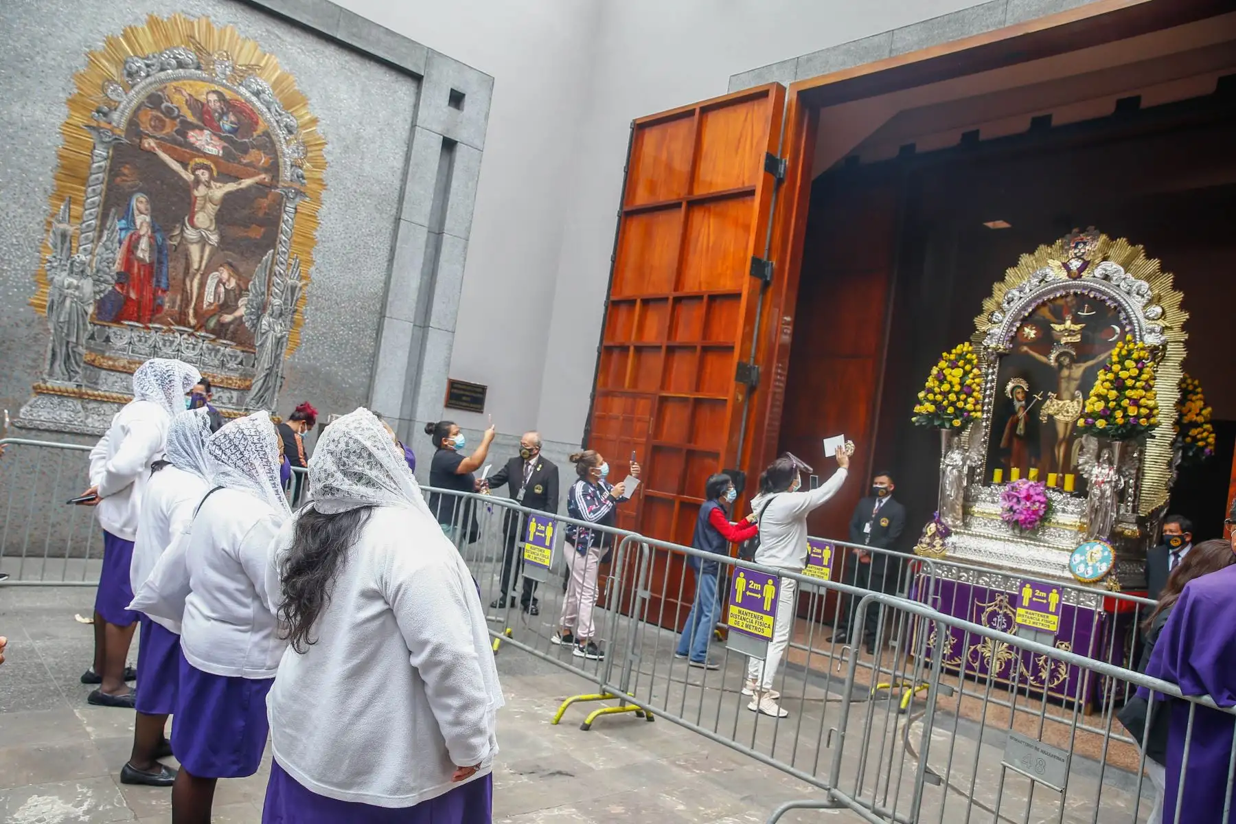 Luego de hacer largas colas por la Av. Tacna, siguiendo los protocolos de seguridad, fieles ingresan al templo de las Nazarenas para venerar la imagen del Sr. de los Milagros.
Foto: Andrés valle