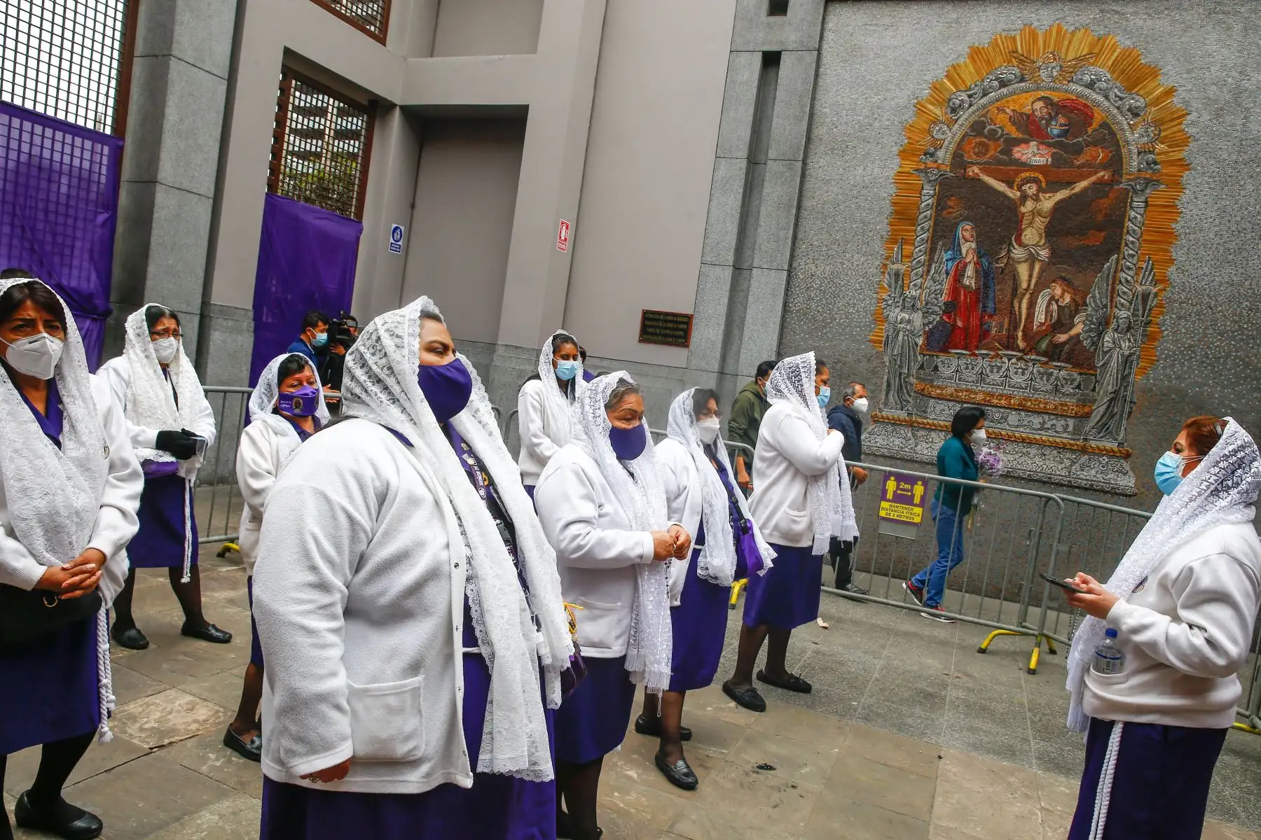 Luego de hacer largas colas por la Av. Tacna, siguiendo los protocolos de seguridad, fieles ingresan al templo de las Nazarenas para venerar la imagen del Sr. de los Milagros.
Foto: Andrés valle