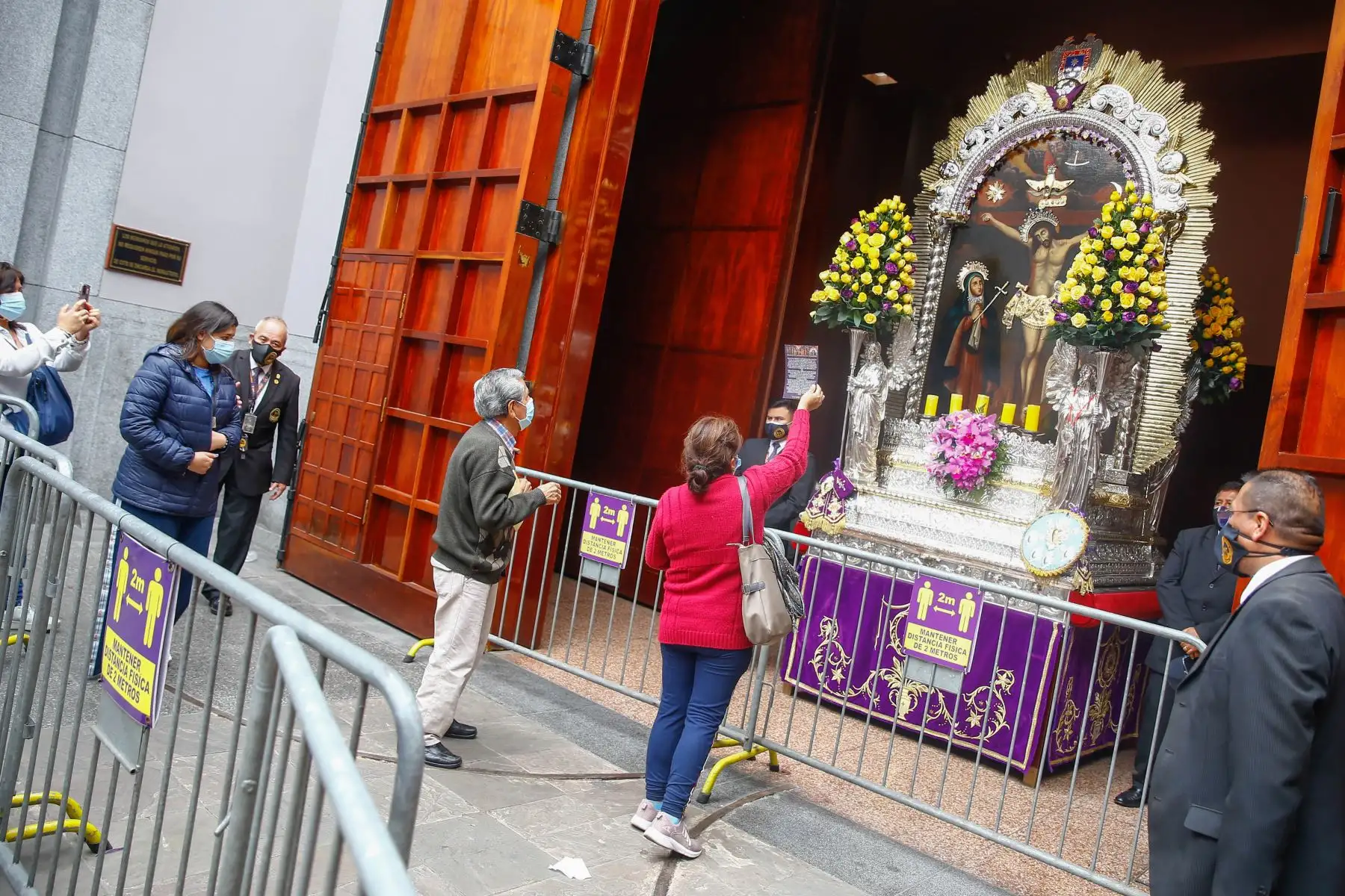 Luego de hacer largas colas por la Av. Tacna, siguiendo los protocolos de seguridad, fieles ingresan al templo de las Nazarenas para venerar la imagen del Sr. de los Milagros.
Foto: Andrés valle