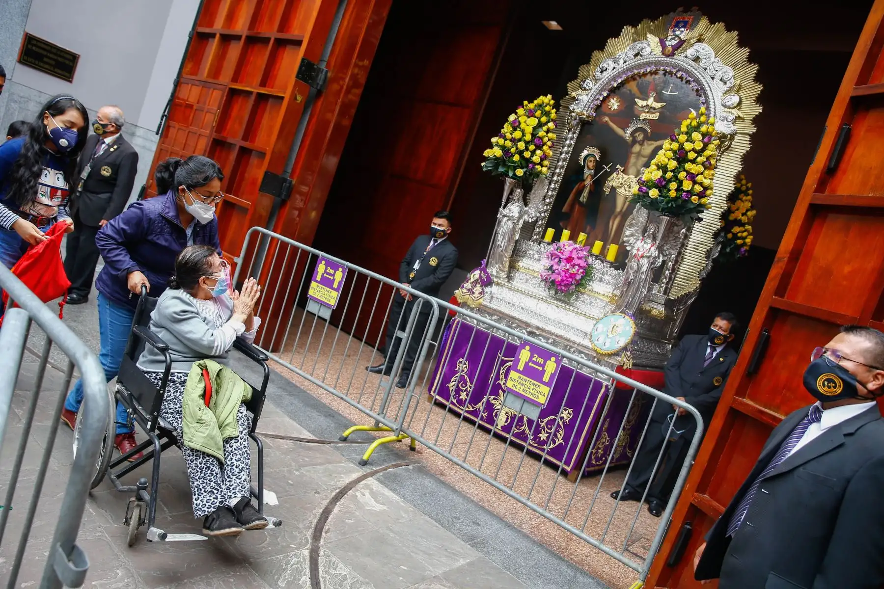 Luego de hacer largas colas por la Av. Tacna, siguiendo los protocolos de seguridad, fieles ingresan al templo de las Nazarenas para venerar la imagen del Sr. de los Milagros.
Foto: Andrés valle