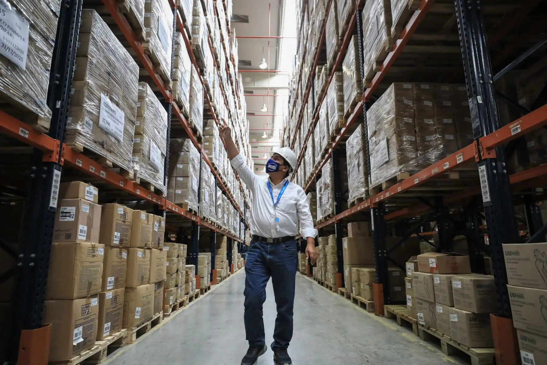 El presidente ejecutivo de EsSalud, Mario Carhuapoma Yance, visitó el almacén central de EsSalud ubicado en el Callao, el cual es administrado por la empresa SALOG, donde verificó el stock de medicamentos, equipos de protección personal e insumos médicos con los que cuenta la institución en caso de una eventual tercera ola de la covid-19. Foto: EsSalud