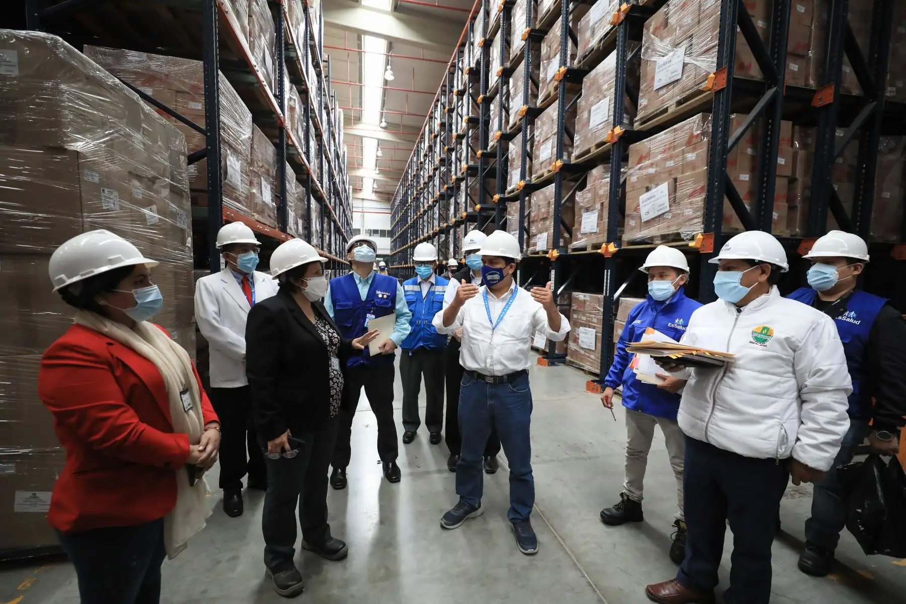 El presidente ejecutivo de EsSalud, Mario Carhuapoma Yance, visitó el almacén central de EsSalud ubicado en el Callao, el cual es administrado por la empresa SALOG, donde verificó el stock de medicamentos, equipos de protección personal e insumos médicos con los que cuenta la institución en caso de una eventual tercera ola de la covid-19. Foto: EsSalud