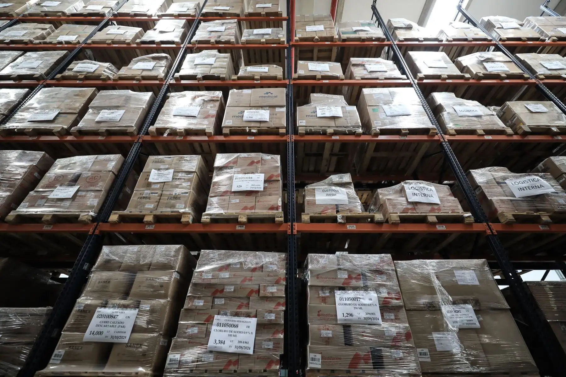 El presidente ejecutivo de EsSalud, Mario Carhuapoma Yance, visitó el almacén central de EsSalud ubicado en el Callao, el cual es administrado por la empresa SALOG, donde verificó el stock de medicamentos, equipos de protección personal e insumos médicos con los que cuenta la institución en caso de una eventual tercera ola de la covid-19. Foto: EsSalud