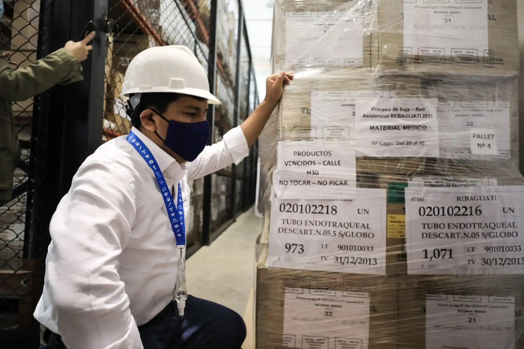 El presidente ejecutivo de EsSalud, Mario Carhuapoma Yance, visitó el almacén central de EsSalud ubicado en el Callao, el cual es administrado por la empresa SALOG, donde verificó el stock de medicamentos, equipos de protección personal e insumos médicos con los que cuenta la institución en caso de una eventual tercera ola de la covid-19. Foto: EsSalud