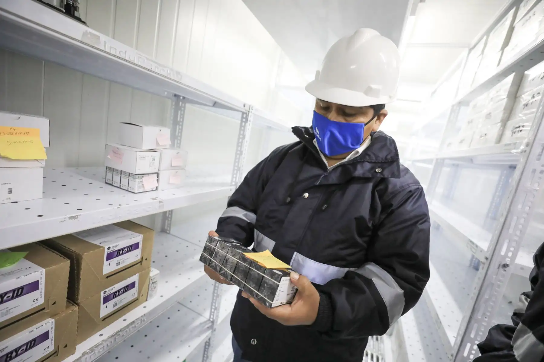 El presidente ejecutivo de EsSalud, Mario Carhuapoma Yance, visitó el almacén central de EsSalud ubicado en el Callao, el cual es administrado por la empresa SALOG, donde verificó el stock de medicamentos, equipos de protección personal e insumos médicos con los que cuenta la institución en caso de una eventual tercera ola de la covid-19. Foto: EsSalud