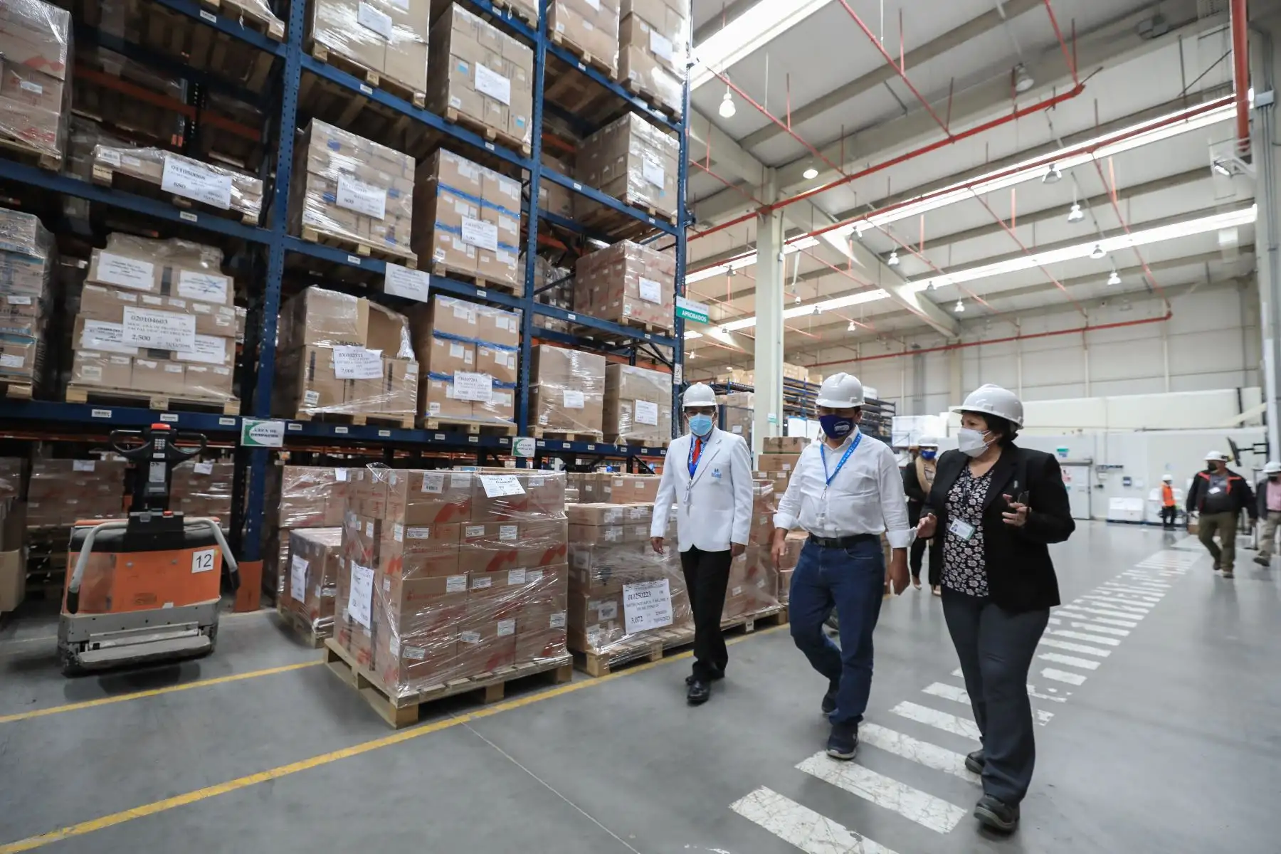 El presidente ejecutivo de EsSalud, Mario Carhuapoma Yance, visitó el almacén central de EsSalud ubicado en el Callao, el cual es administrado por la empresa SALOG, donde verificó el stock de medicamentos, equipos de protección personal e insumos médicos con los que cuenta la institución en caso de una eventual tercera ola de la covid-19. Foto: EsSalud