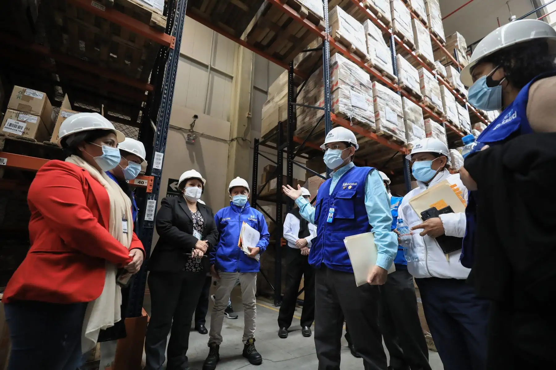 El presidente ejecutivo de EsSalud, Mario Carhuapoma Yance, visitó el almacén central de EsSalud ubicado en el Callao, el cual es administrado por la empresa SALOG, donde verificó el stock de medicamentos, equipos de protección personal e insumos médicos con los que cuenta la institución en caso de una eventual tercera ola de la covid-19. Foto: EsSalud