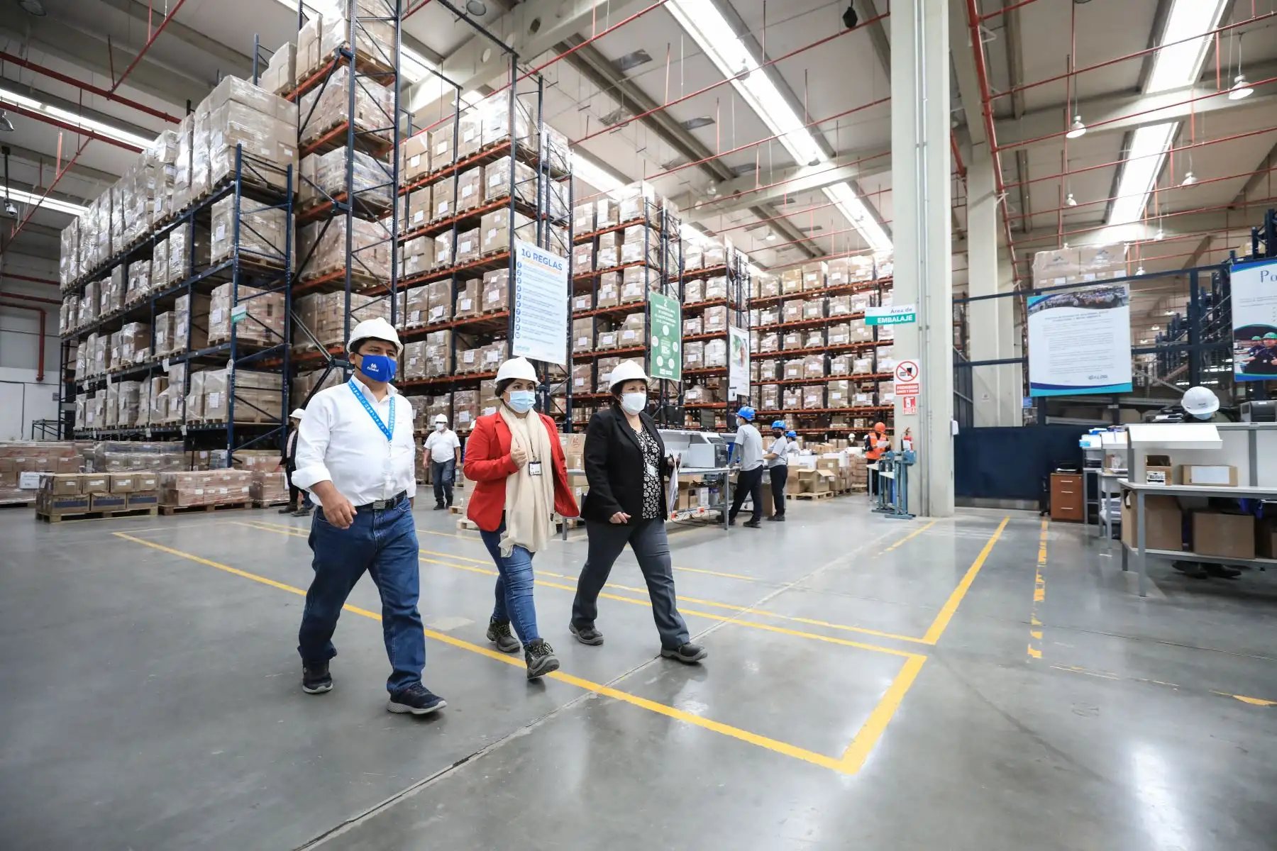 El presidente ejecutivo de EsSalud, Mario Carhuapoma Yance, visitó el almacén central de EsSalud ubicado en el Callao, el cual es administrado por la empresa SALOG, donde verificó el stock de medicamentos, equipos de protección personal e insumos médicos con los que cuenta la institución en caso de una eventual tercera ola de la covid-19. Foto: EsSalud