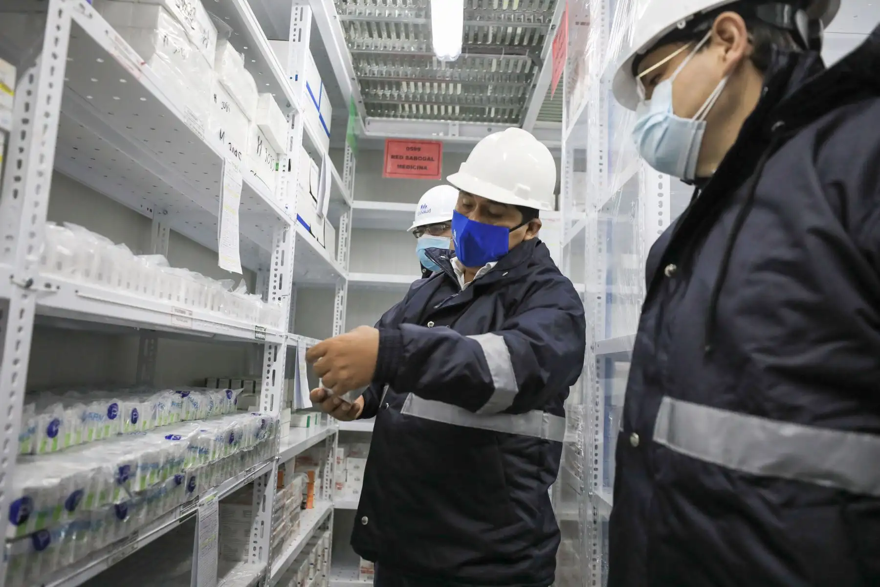El presidente ejecutivo de EsSalud, Mario Carhuapoma Yance, visitó el almacén central de EsSalud ubicado en el Callao, el cual es administrado por la empresa SALOG, donde verificó el stock de medicamentos, equipos de protección personal e insumos médicos con los que cuenta la institución en caso de una eventual tercera ola de la covid-19. Foto: EsSalud