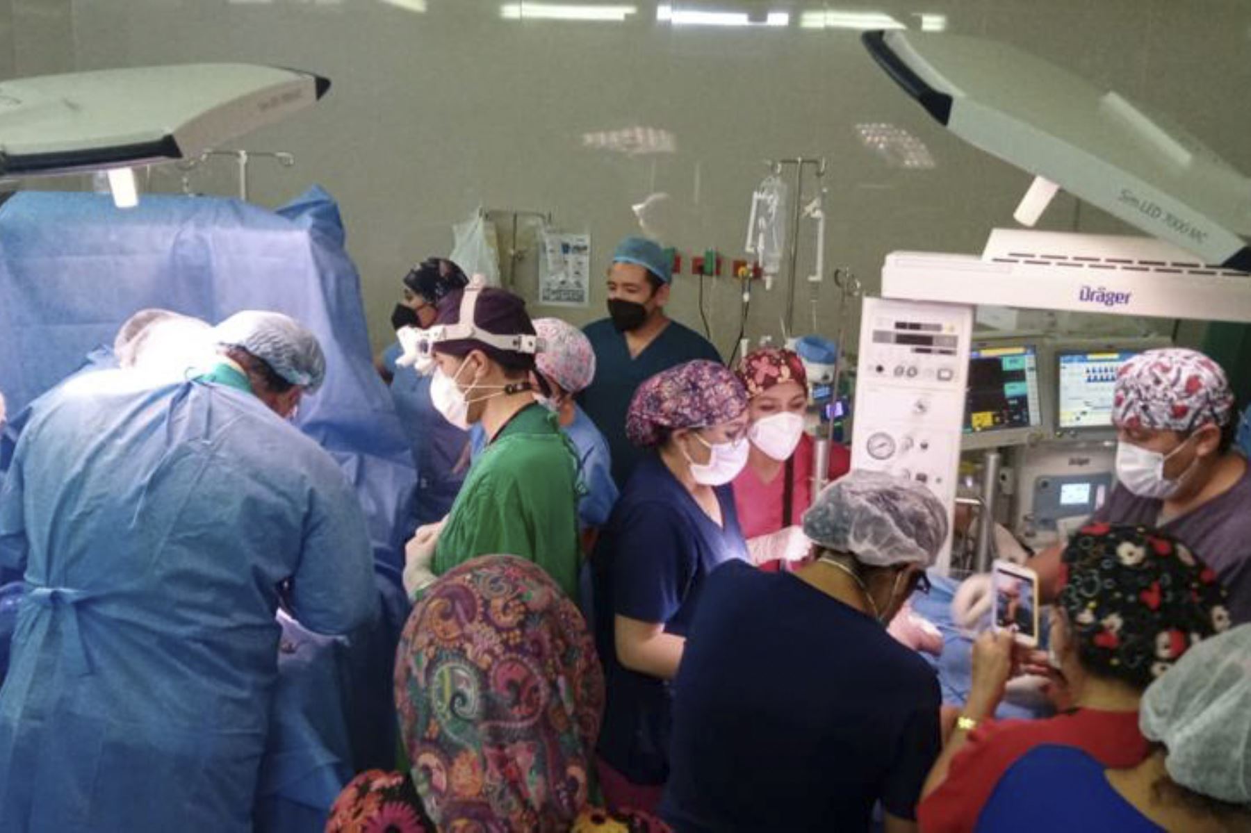 La intervención quirúrgica en el Hospital Goyeneche está a cargo de 24 médicos especialistas. Foto: ANDINA/Hospital Goyeneche