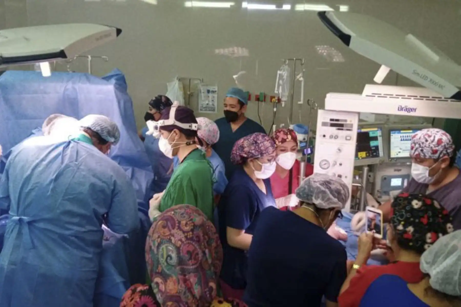 A la 1:29 p.m. de hoy 11 de octubre, los siameses Dylan y Neythan, nacidos el pasado 22 de agosto en el Hospital Goyeneche de Arequipa, fueron separados sin complicaciones tras ser sometidos a una exitosa operación quirúrgica de más de 7 horas. Foto: Minsa