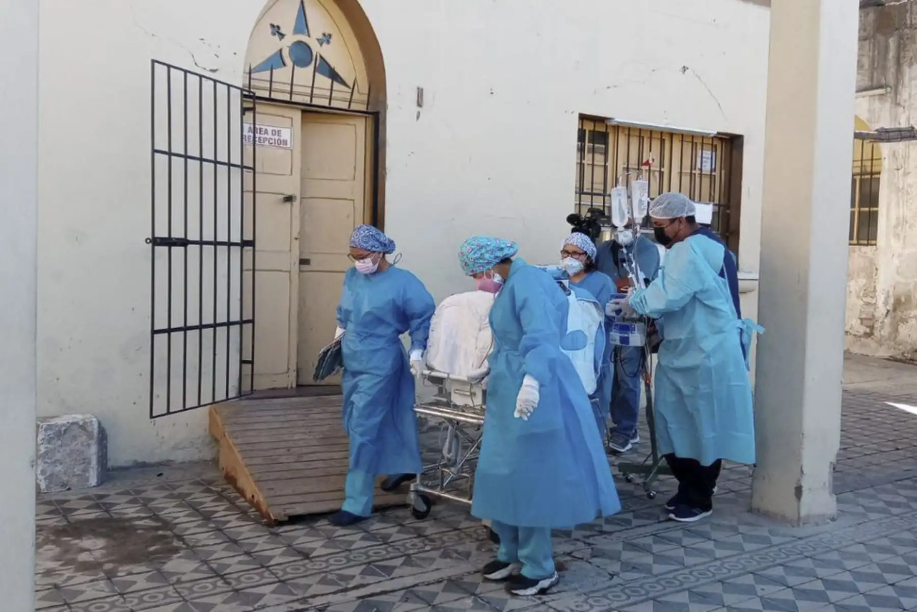 A la 1:29 p.m. de hoy 11 de octubre, los siameses Dylan y Neythan, nacidos el pasado 22 de agosto en el Hospital Goyeneche de Arequipa, fueron separados sin complicaciones tras ser sometidos a una exitosa operación quirúrgica de más de 7 horas. Foto: Minsa