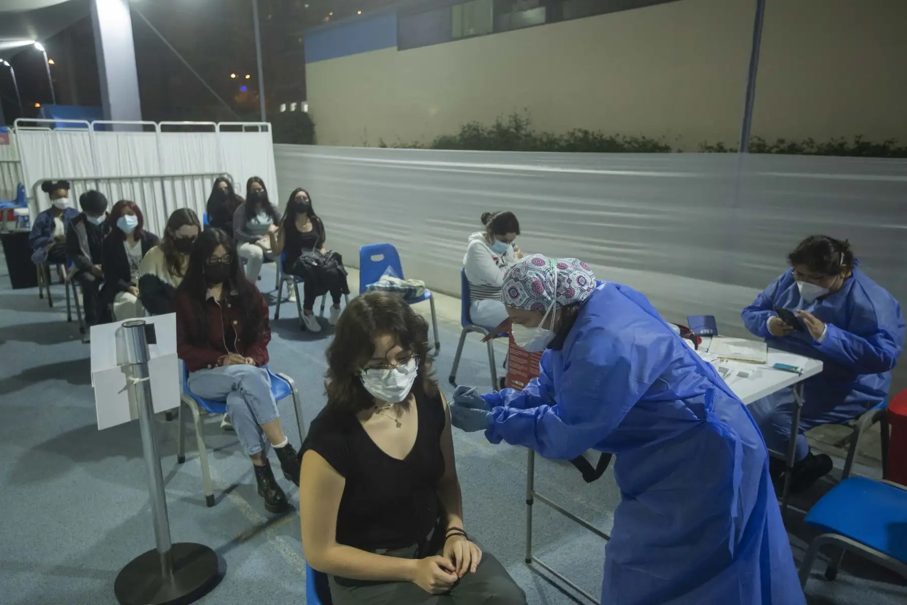 Vacunación contra la covid-19 en el estadio Luis Gálvez Chipoco de Barranco. Inoculación para personas mayores de 18 años se dio inicio este lunes y el horario de atención es de 7 a.m. a 7 p.m. en todos los centros de salud. Foto: ANDINA/Carla Patiño Ramírez