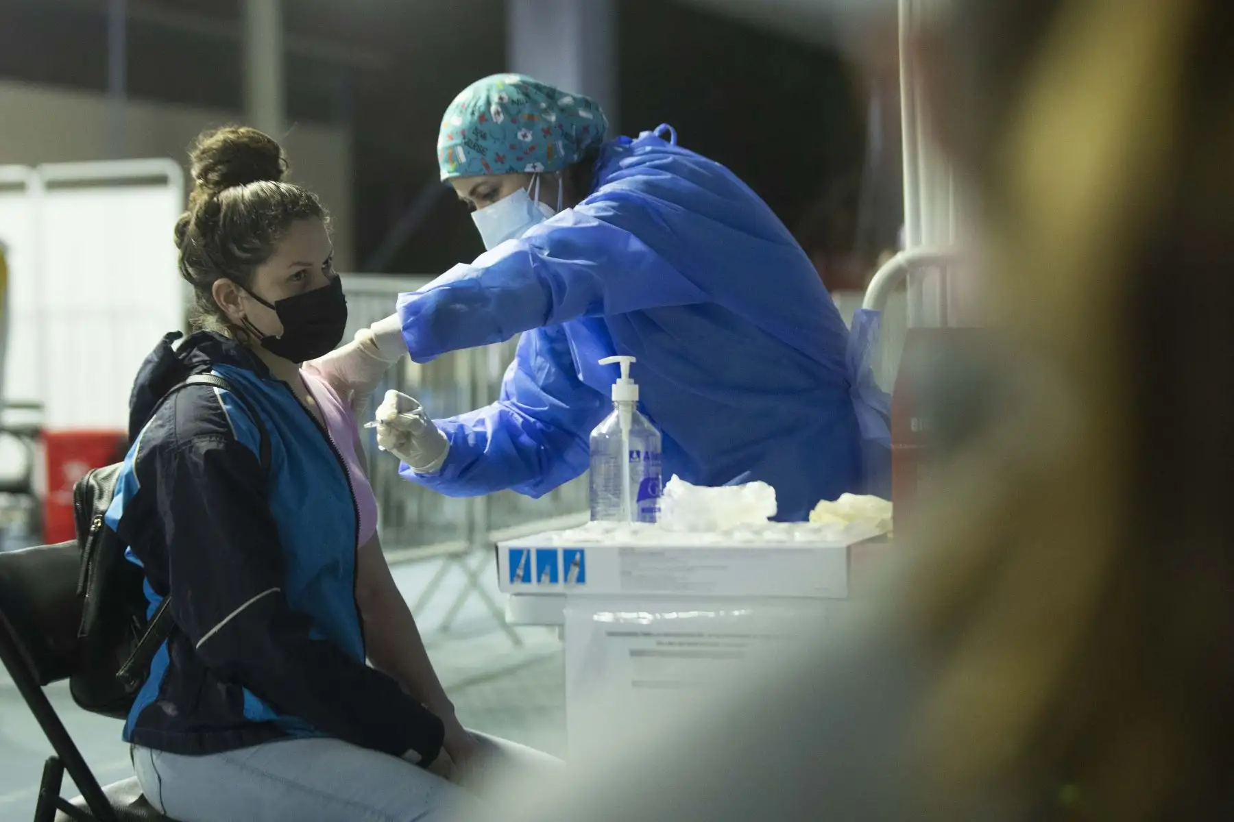 Vacunación contra la covid-19 en el estadio Luis Gálvez Chipoco de Barranco. Inoculación para personas mayores de 18 años se dio inicio este lunes y el horario de atención es de 7 a.m. a 7 p.m. en todos los centros de salud. Foto: ANDINA/Carla Patiño Ramírez