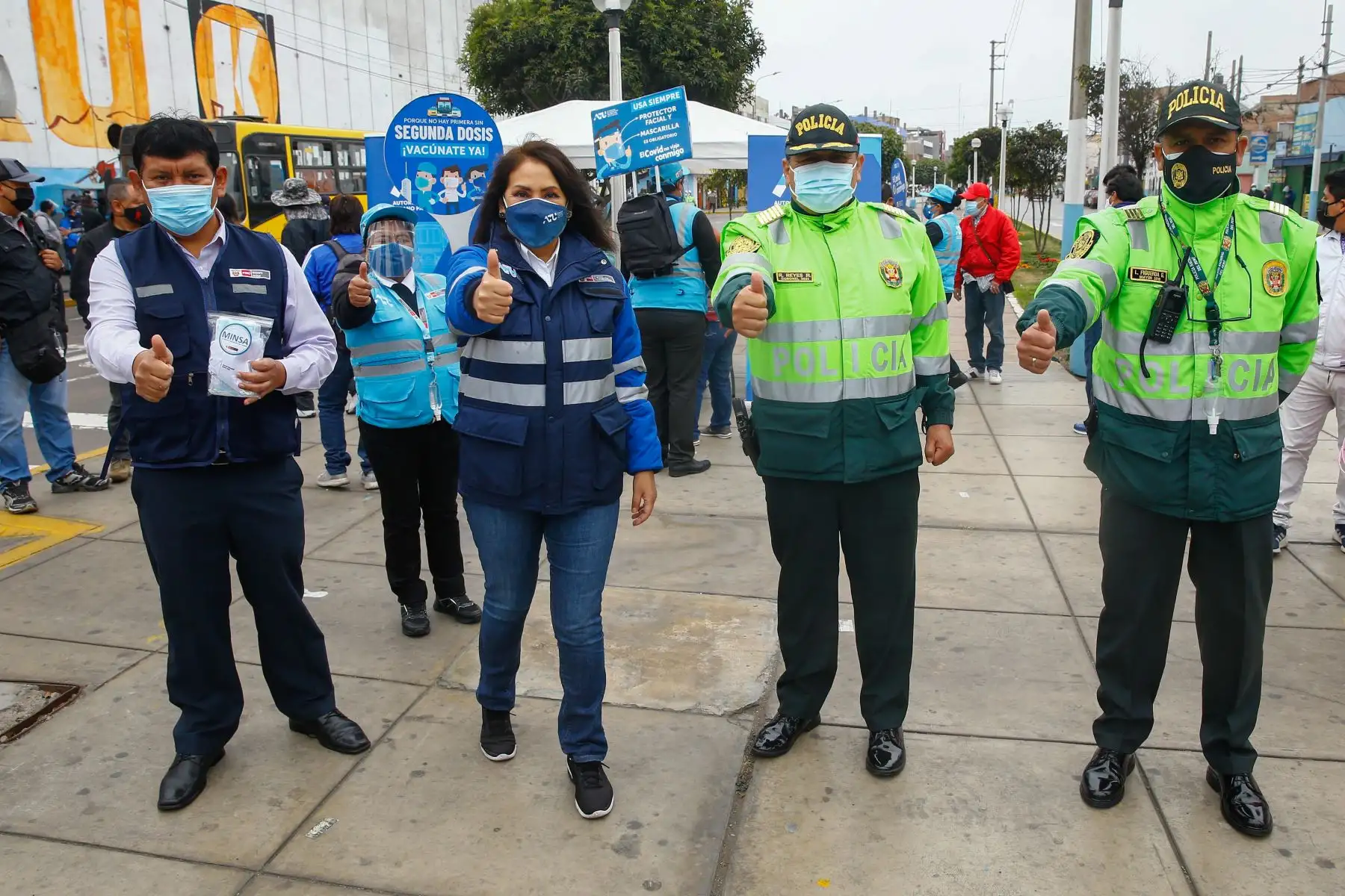 La presidenta del consejo directivo de la ATU , María Jara, junto a personal del Minsa y de la PNP, realizan intervención en el Callao para promover vacunación de usuarios y operadores de transporte urbano.
Foto: ANDINA/ Andrés Valle