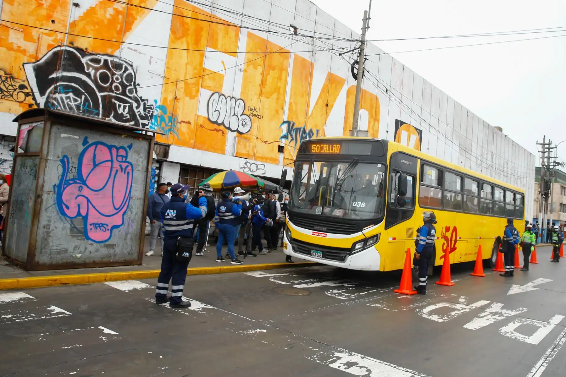 La presidenta del consejo directivo de la ATU , María Jara, junto a personal del Minsa y de la PNP, realizan intervención en el Callao para promover vacunación de usuarios y operadores de transporte urbano.
Foto: ANDINA/ Andrés Valle