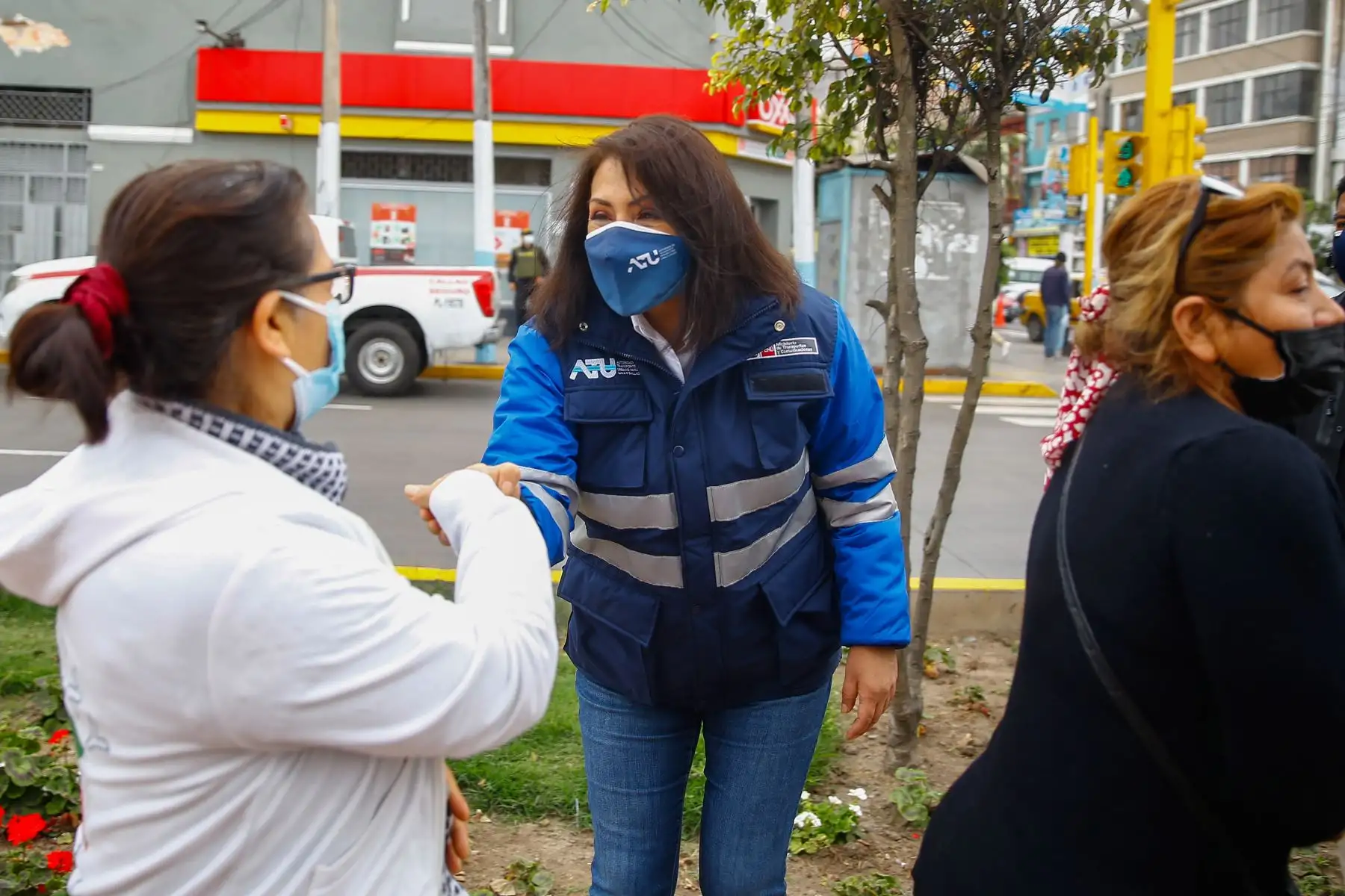 La presidenta del consejo directivo de la ATU , María Jara, junto a personal del Minsa y de la PNP, realizan intervención en el Callao para promover vacunación de usuarios y operadores de transporte urbano.
Foto: ANDINA/ Andrés Valle