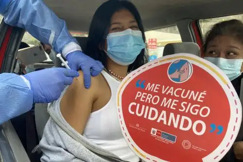 Jóvenes de 18 años a más reciben su primera dosis contra la COVID-19 en el Vacuna en Agua Dulce- Chorrillos.
Foto: Minsa