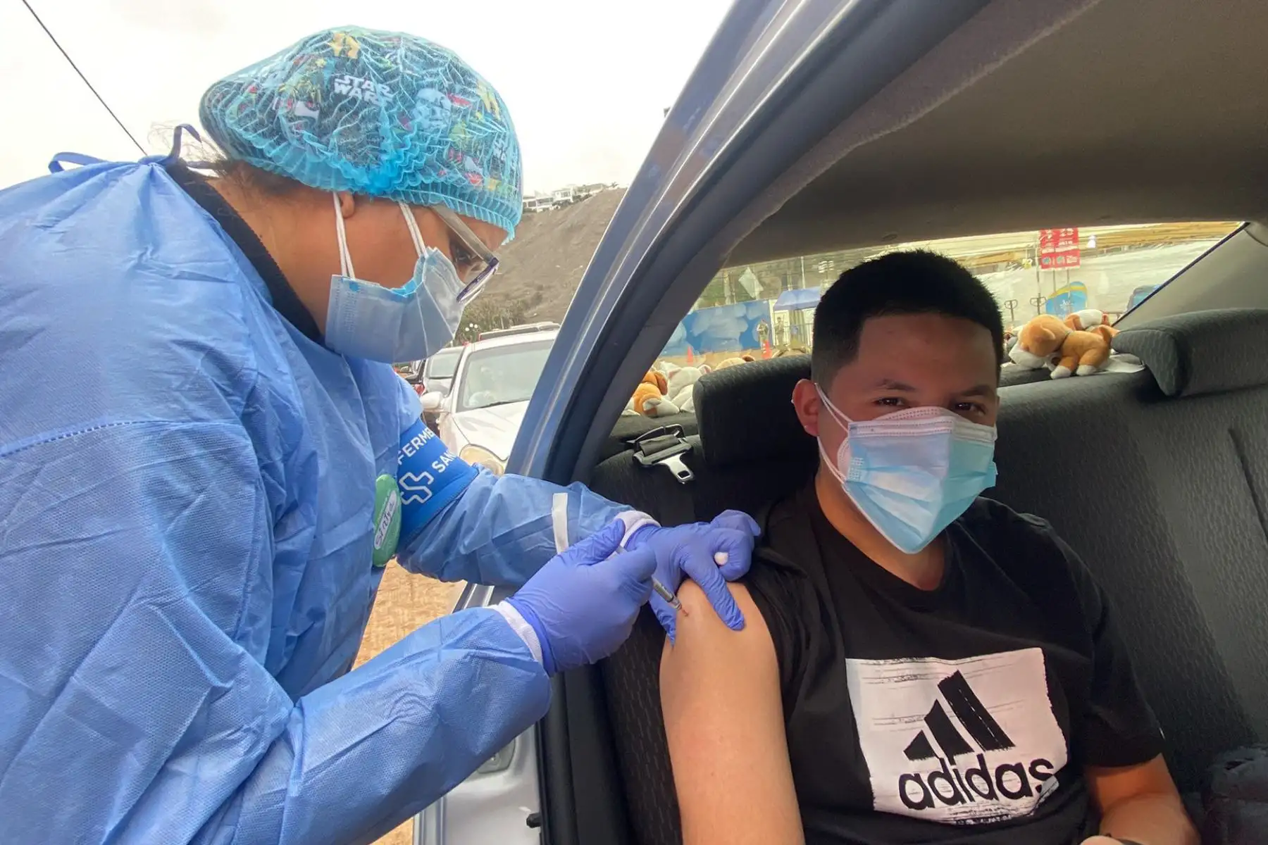 Jóvenes de 18 años a más reciben su primera dosis contra la COVID-19 en el Vacuna en Agua Dulce- Chorrillos.
Foto: Minsa