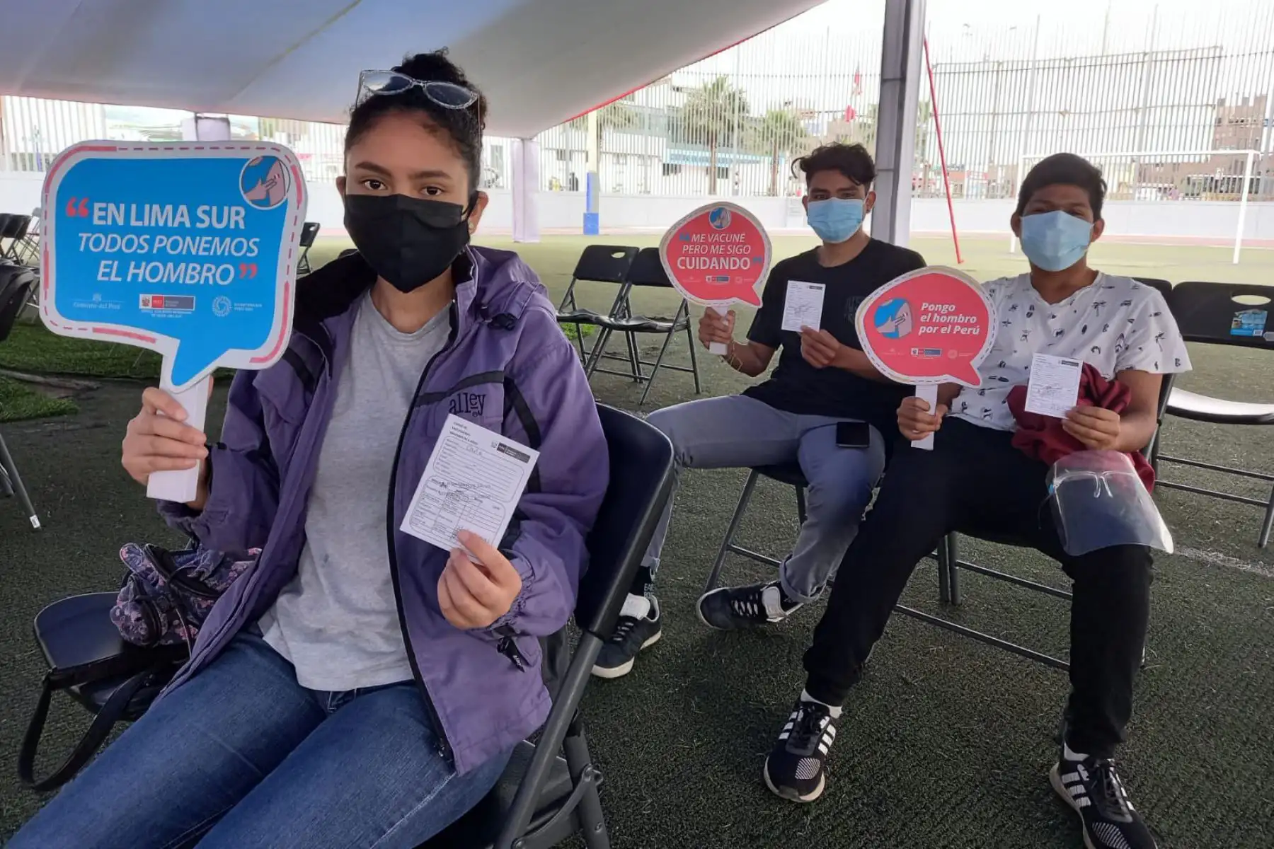 En el Complejo Deportivo N°01 de Chorrillos brigadas de la DIRIS Lima Sur vacunan a jóvenes mayores de 18 años.
Foto: Minsa