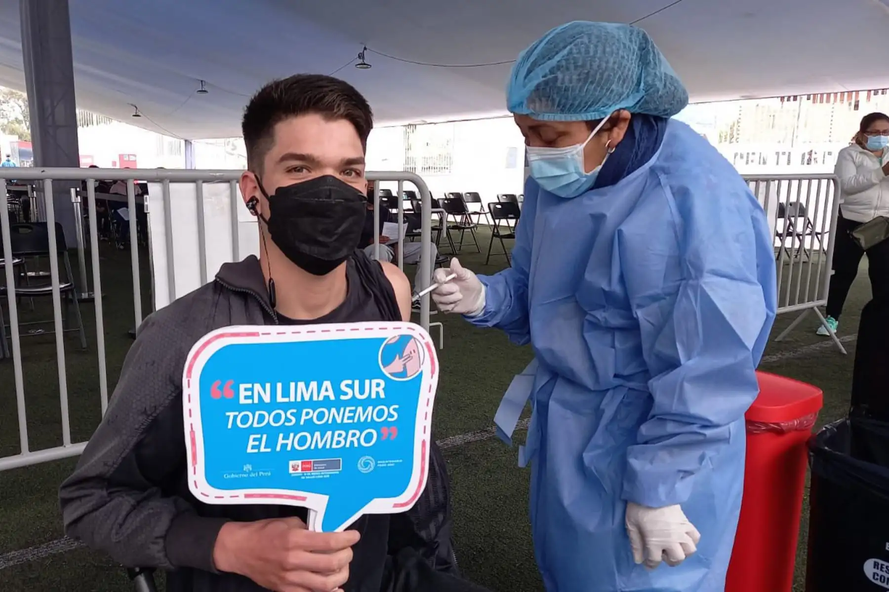 En el Complejo Deportivo N°01 de Chorrillos brigadas de la DIRIS Lima Sur vacunan a jóvenes mayores de 18 años.
Foto: Minsa