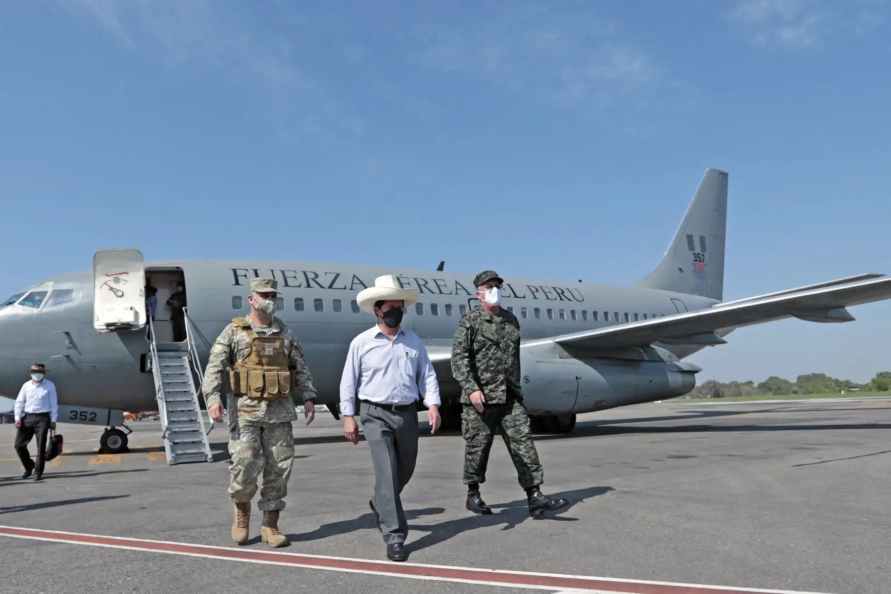 El presidente de la República, Pedro Castillo, inspeccionó el tramo de la carretera Curimaná - Neshuya así como campos de cultivos de la provincia Padre Abad, en su visita a la región Ucayali. Foto: ANDINAPrensa Presidencia