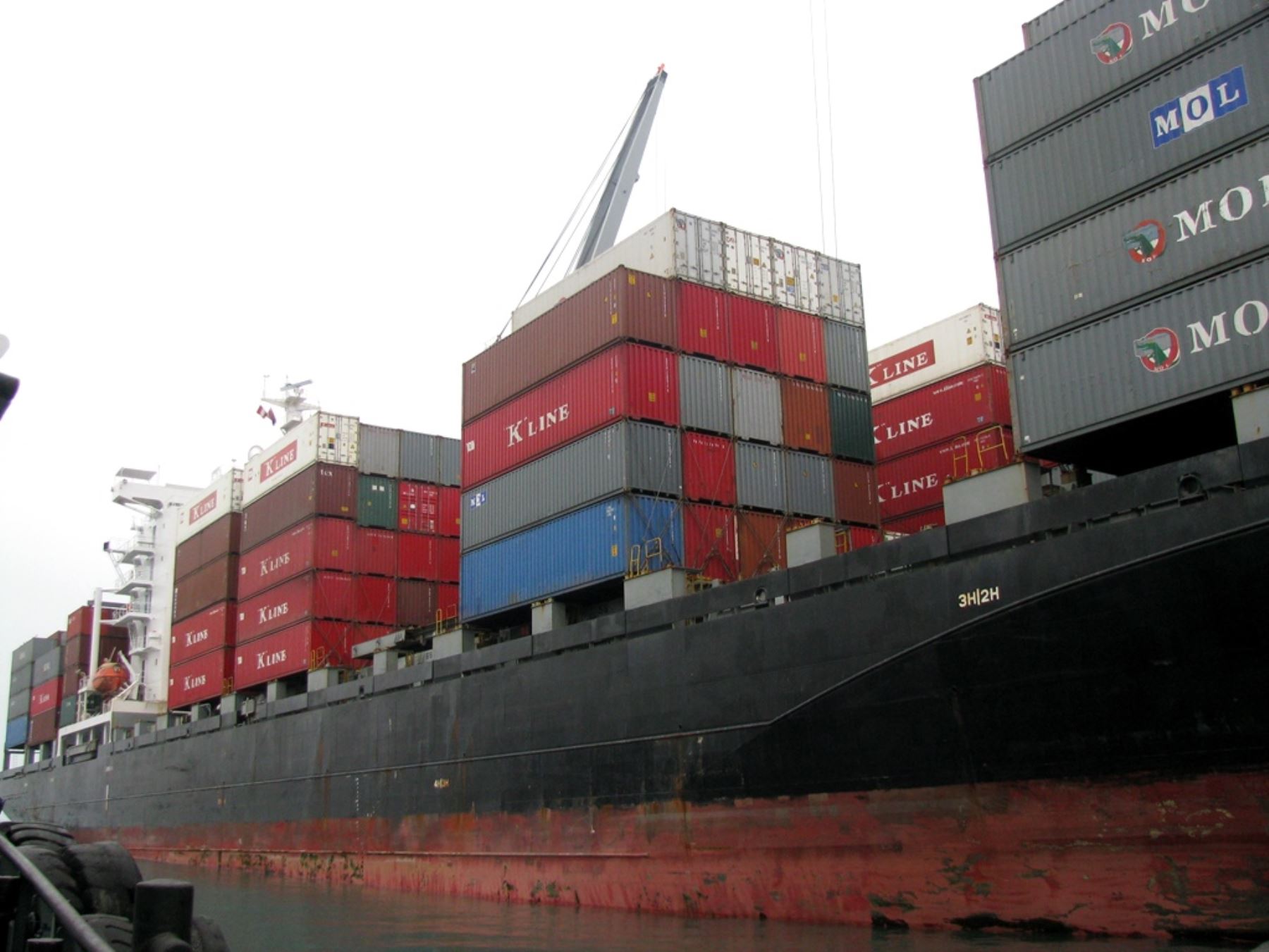 Containers en puerto para el comercio exterior.