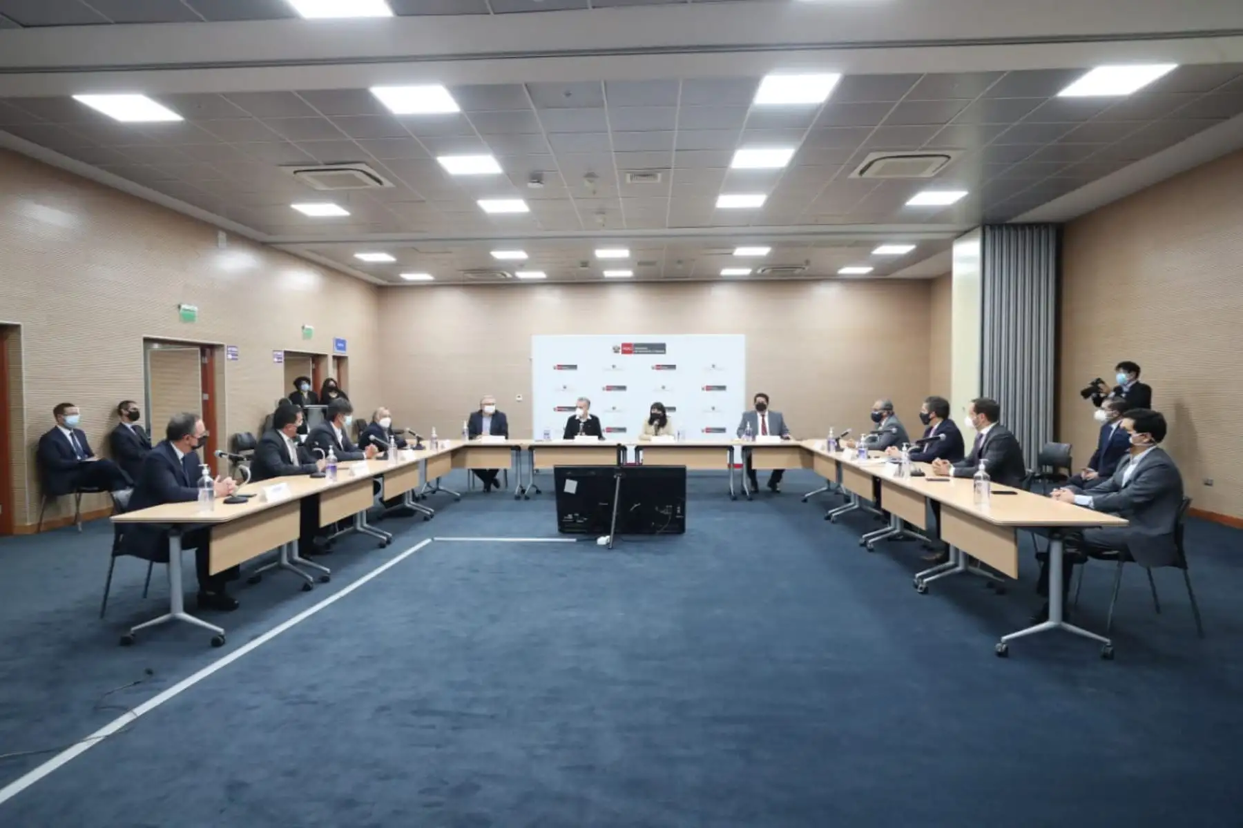 Titular de la PCM, Mirtha Vásquez, participó en la reunión "Situación de proyectos de inversión, avances y perspectivas" organizada por el MEF, junto al titular de ese sector, Pedro Francke, y altos ejecutivos de empresas de diversos sectores del país. Foto: MEF