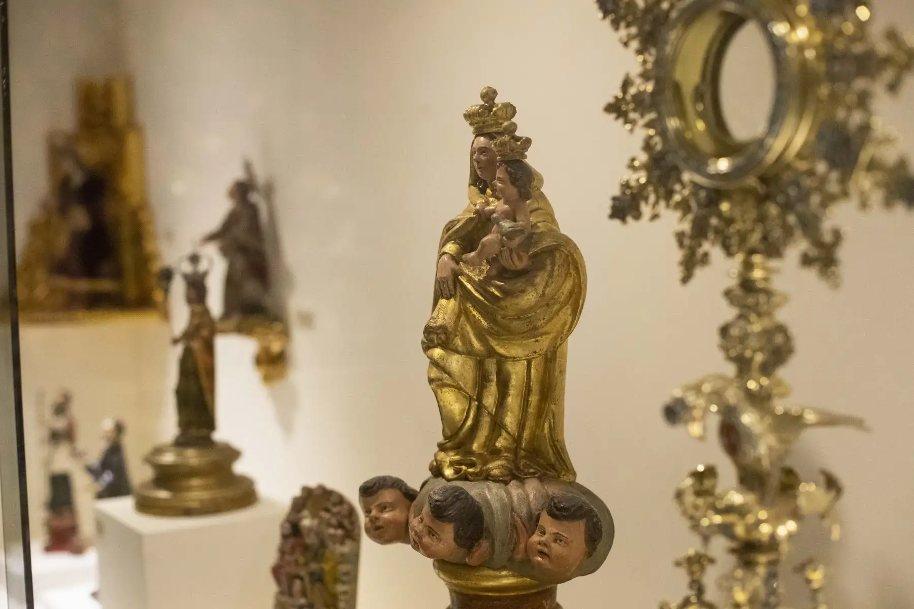 También pondrán en venta, en alianza con empresas locales de arte, réplicas a escala de los objetos más representativos de la Catedral.Objetos de colección del arzobispo Brazzini. Foto: ANDINA/Carla Patiño