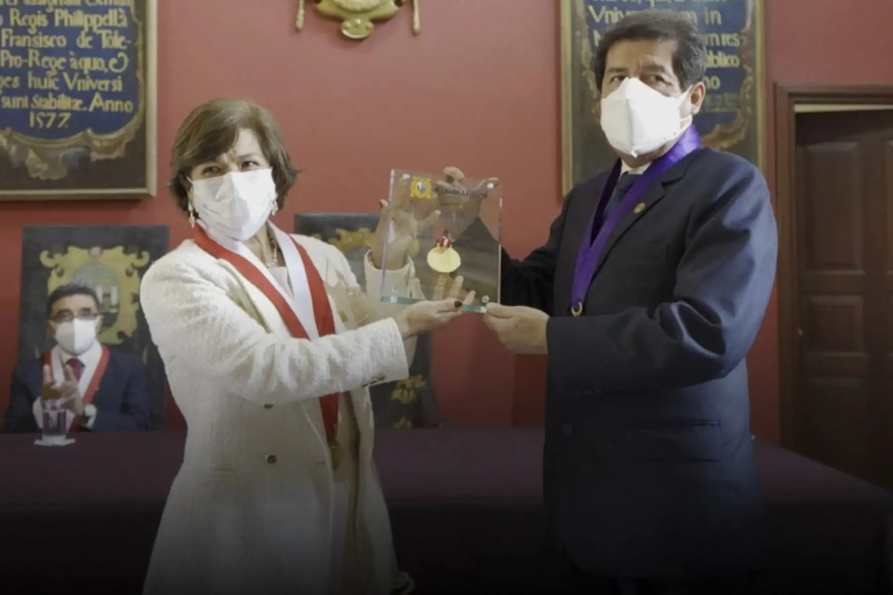 La rectora, Jeri Ramón Ruffner, impuso la medalla y otorgó la condecoración al decano del  Colegio Médico del Perú, Miguel Palacios Celi. ANDINA/ UNMSM