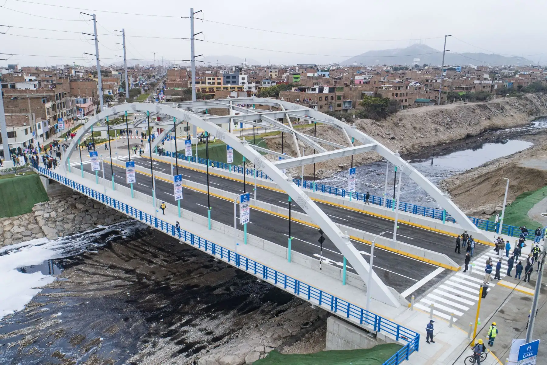 El nuevo puente peatonal y vehicular, implementado por la Municipalidad de Lima a través de Emape, cuenta con cuatro carriles (dos para cada sentido), berma central, veredas de más de 3 m de ancho, barandas, iluminación LED, áreas verdes en los alrededores, así como señalización vertical y horizontal. Foto: ANDINA/ Municipalidad de Lima